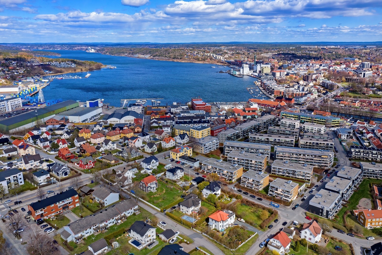 Like i nærheten finner du også småbåthavn og nydelige turområder langs kyststien. Kyststien passerer forbi flere gode badeplasser, vakkert landskap og store friområder. Galleribilde