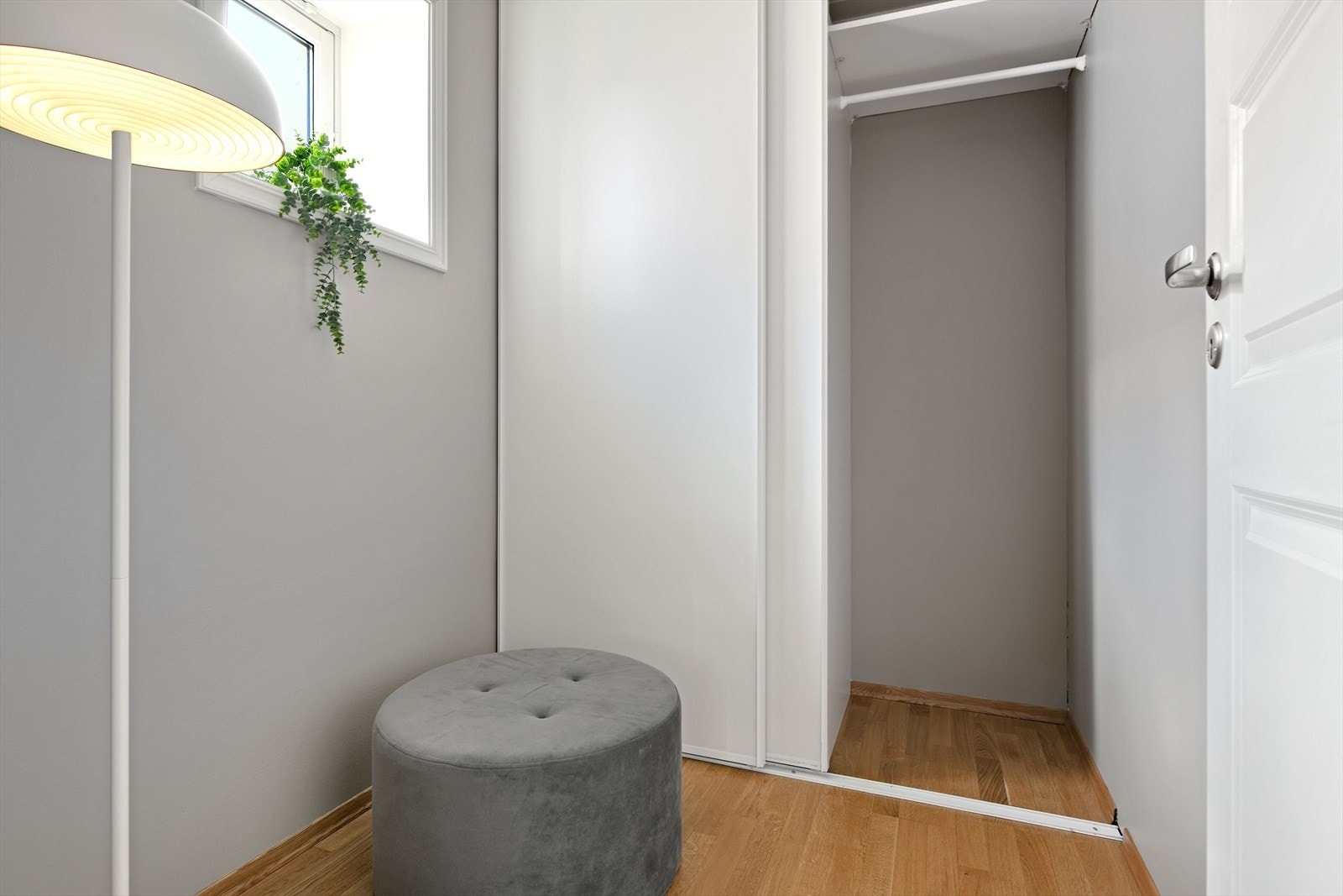 Hovedsoverommet har egen walk-in garderobe. Galleribilde