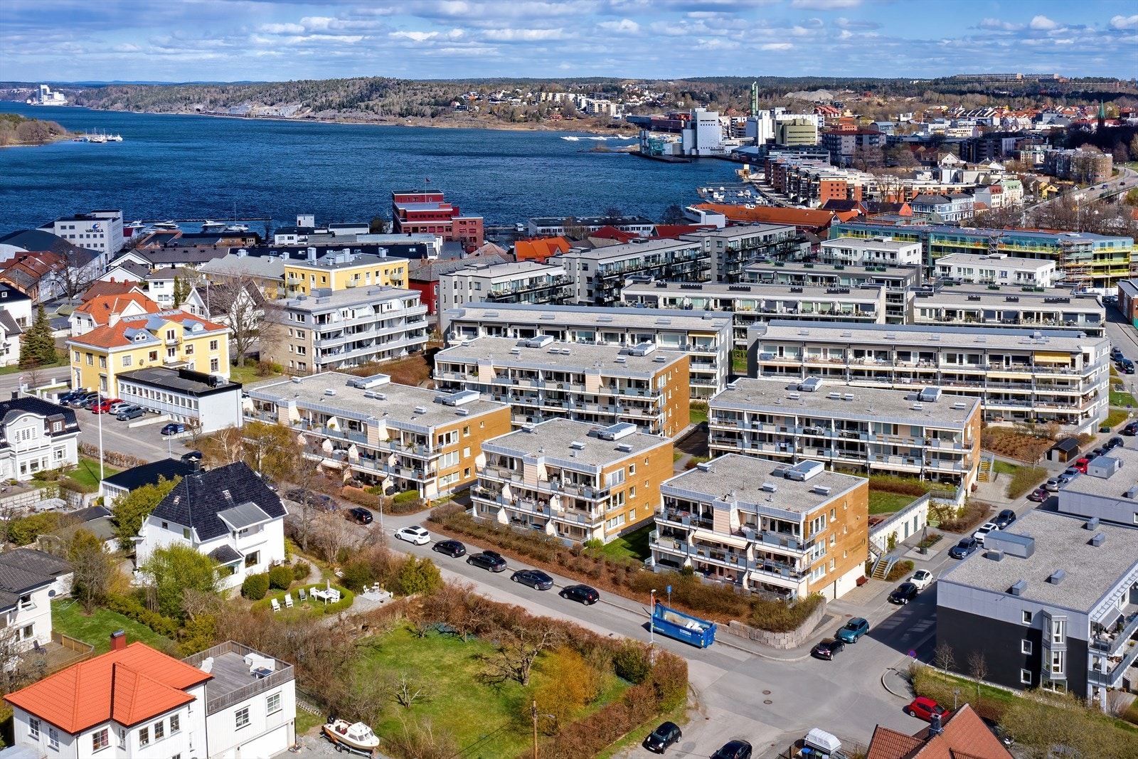Det medfølger egen parkeringsplass i felles garasjekjeller. Galleribilde