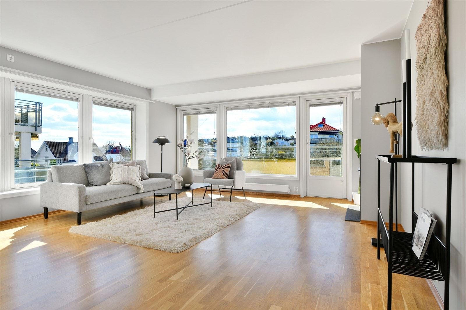 Stuen har store vinduer på to kanter som gir fine lysforhold og vender med godt utsyn til næromgivelsene. Galleribilde