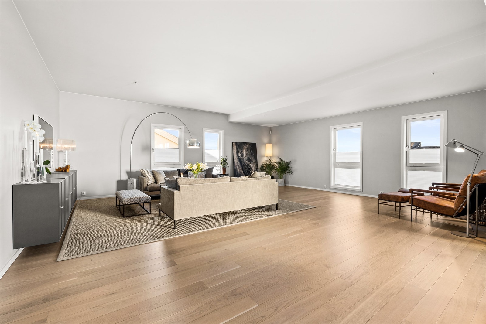 Stor stue med 1-stavs eikeparkett og vannbåren gulvvarme Galleribilde