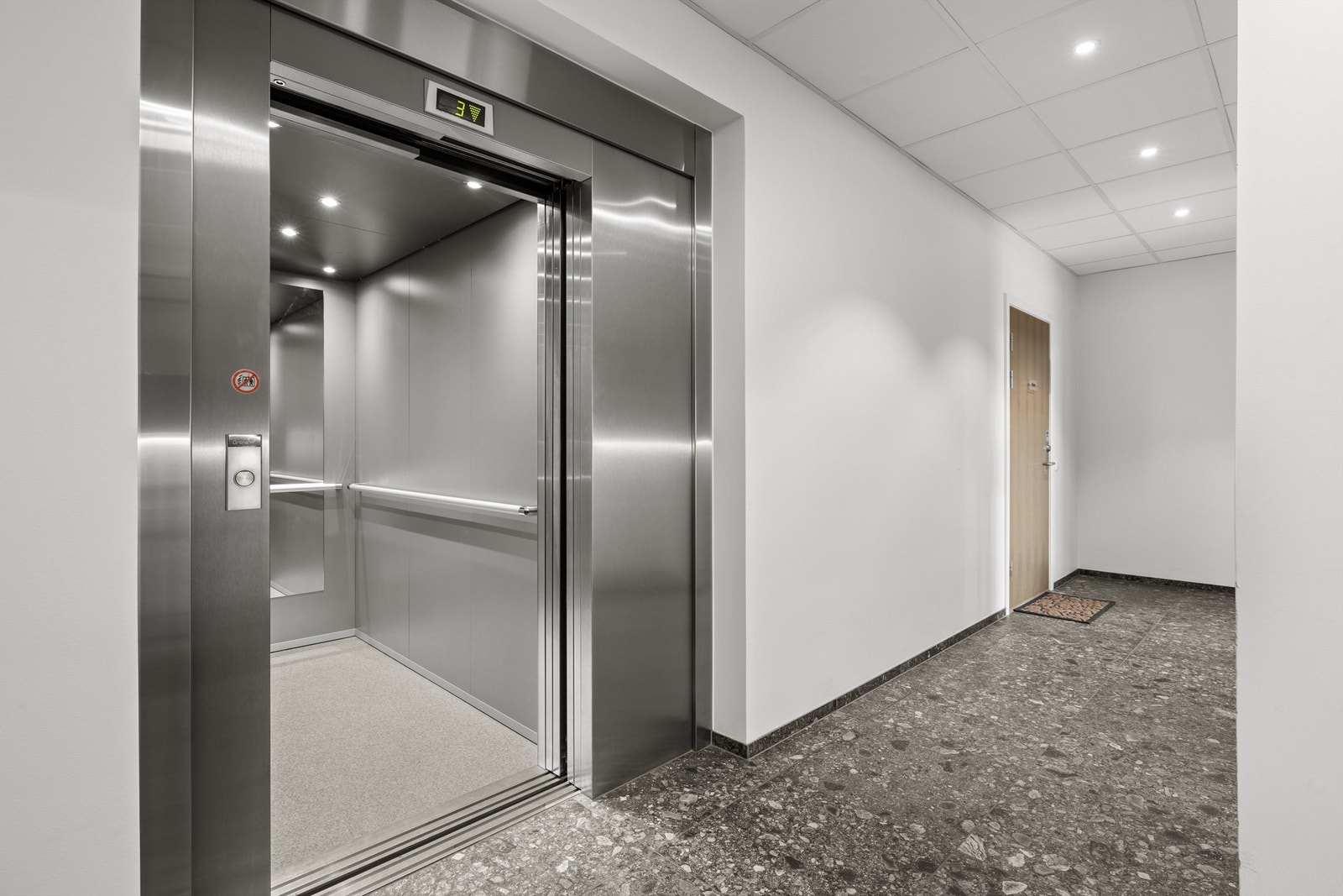 Heis til alle etasjer, også til garasjen i kjelleretasjen Galleribilde