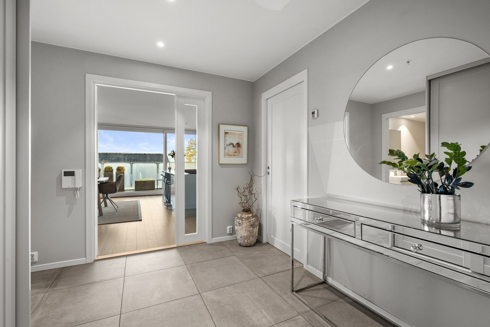 Entré med gulvfliser med vannbåren gulvvarme og tilliggende gjestetoalett Galleribilde