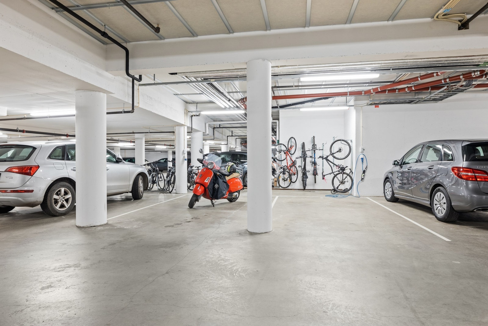 Leiligheten har 2 garasjeplasser, begge med opplegg for el. bil lader Galleribilde