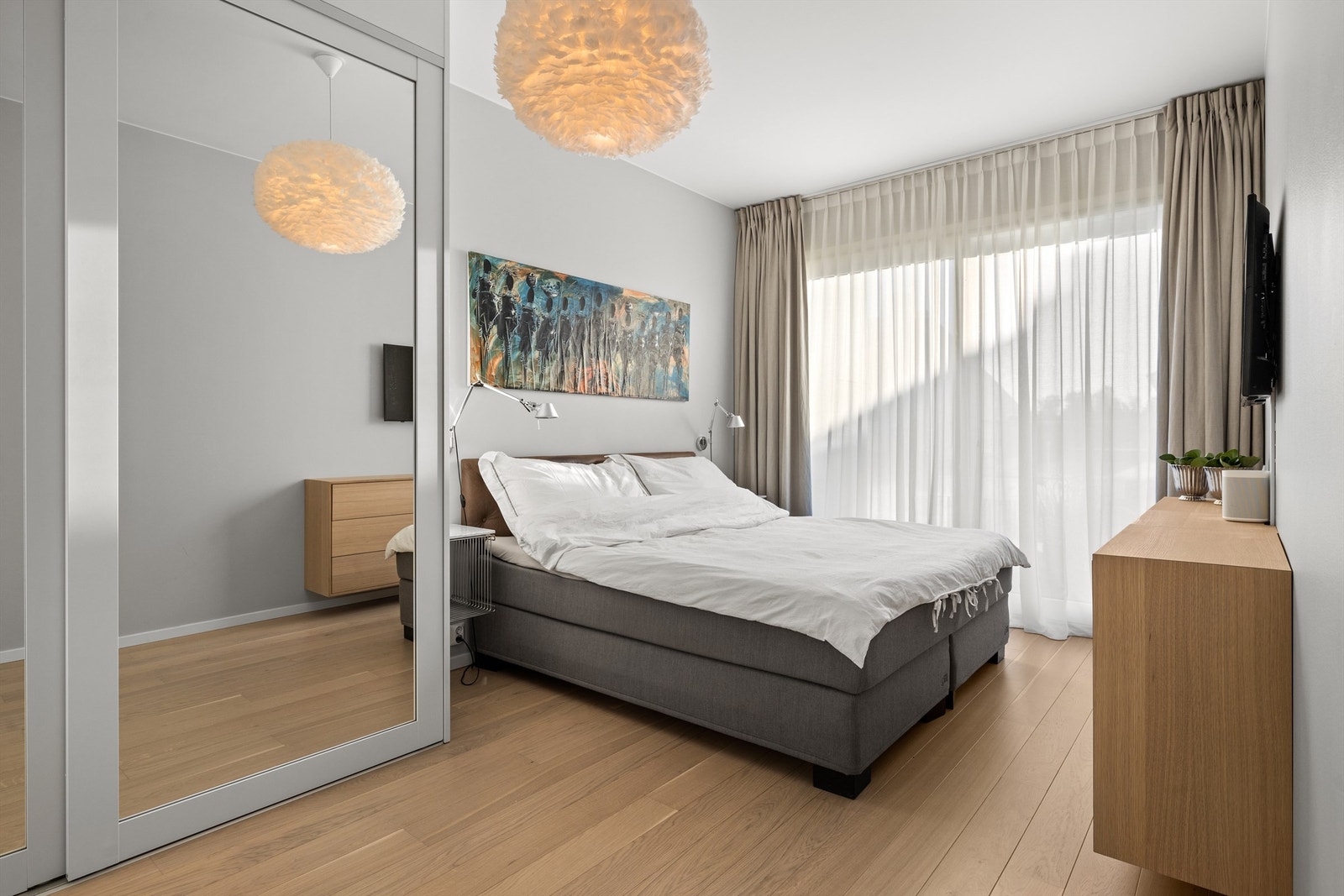 Soverom 1 med skyvedørsgarderobe, utgang til balkong og eget tilliggende bad Galleribilde