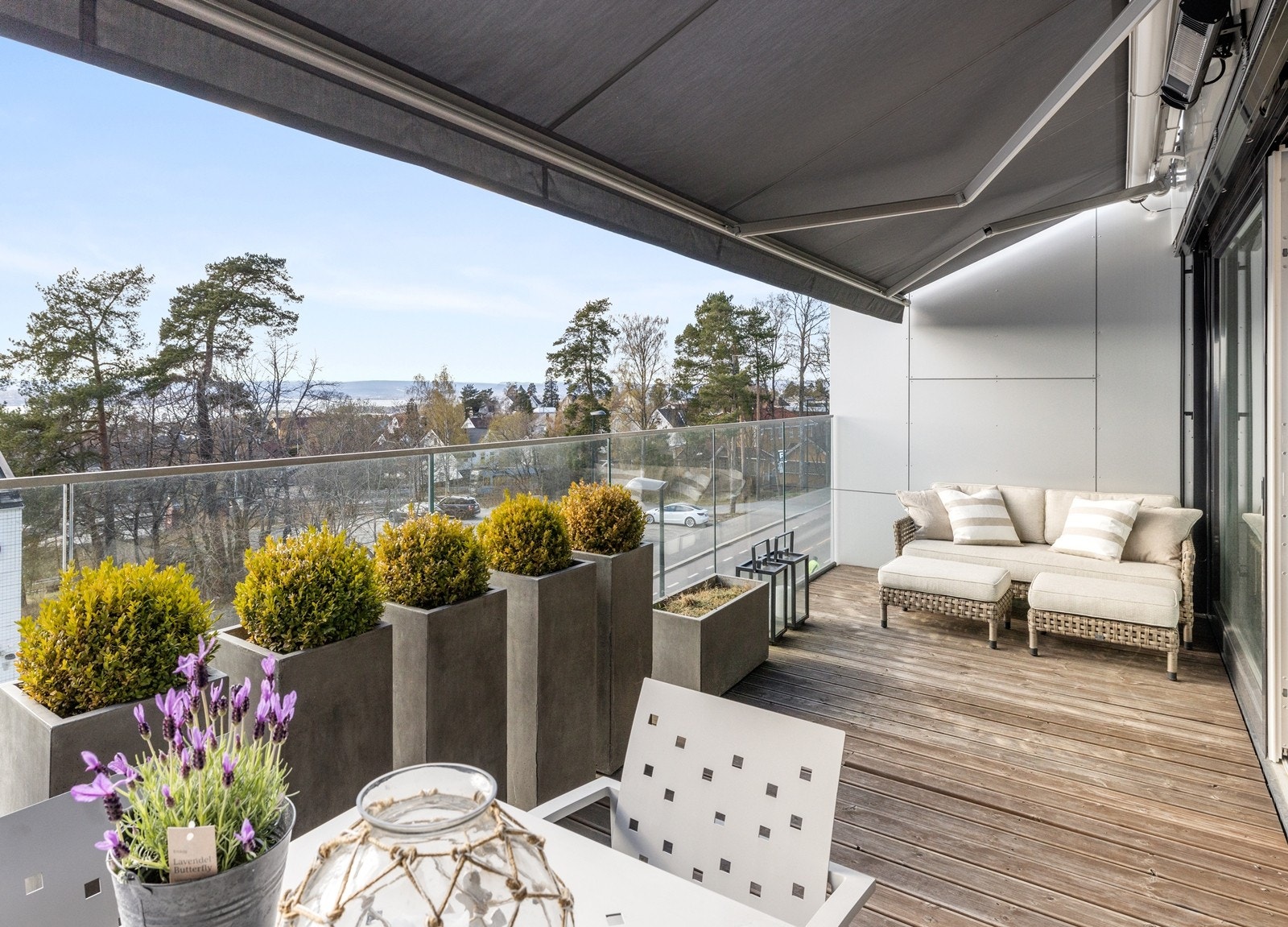 Vestvendt og solrik balkong Galleribilde