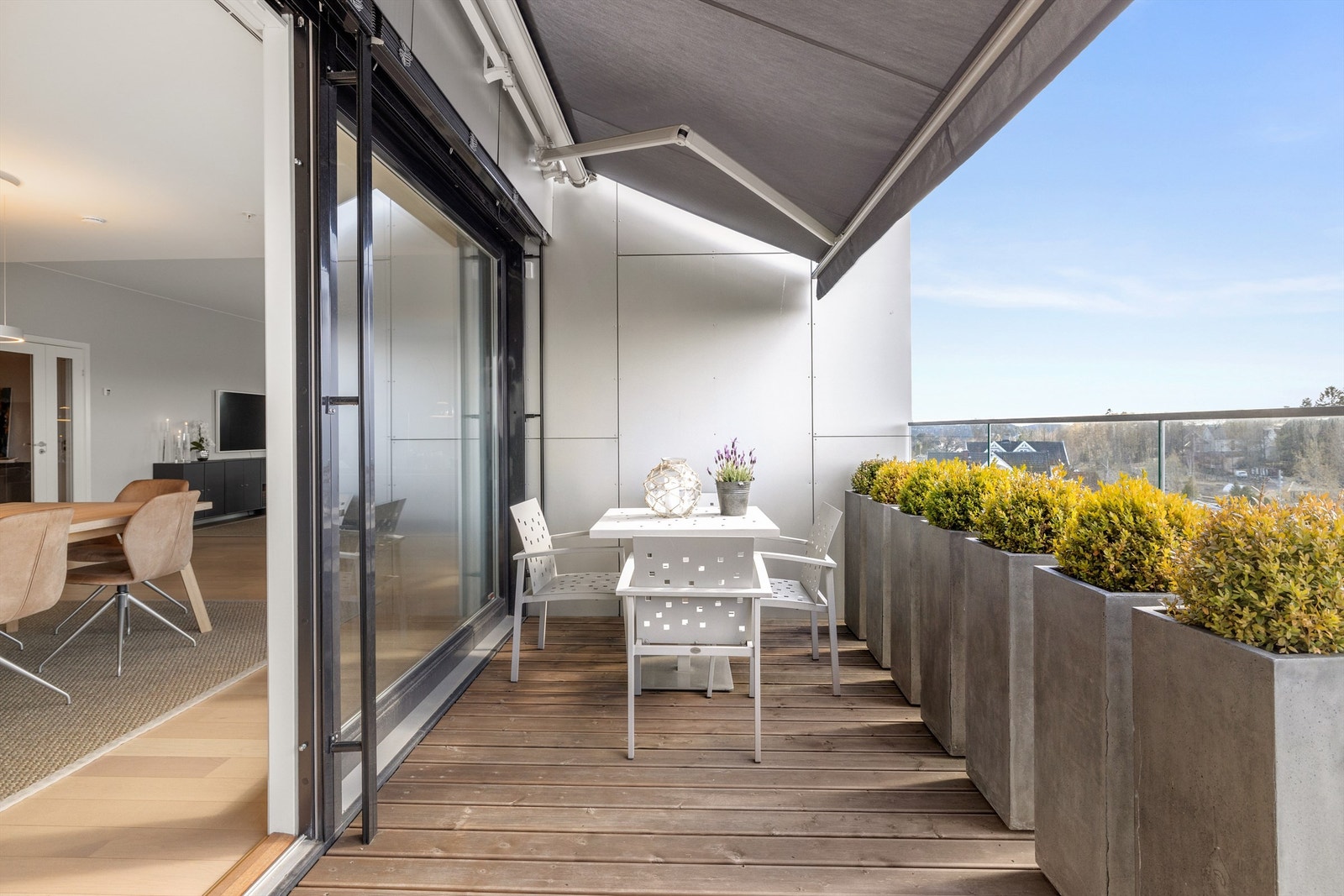 Vestvendt og solrik balkong Galleribilde