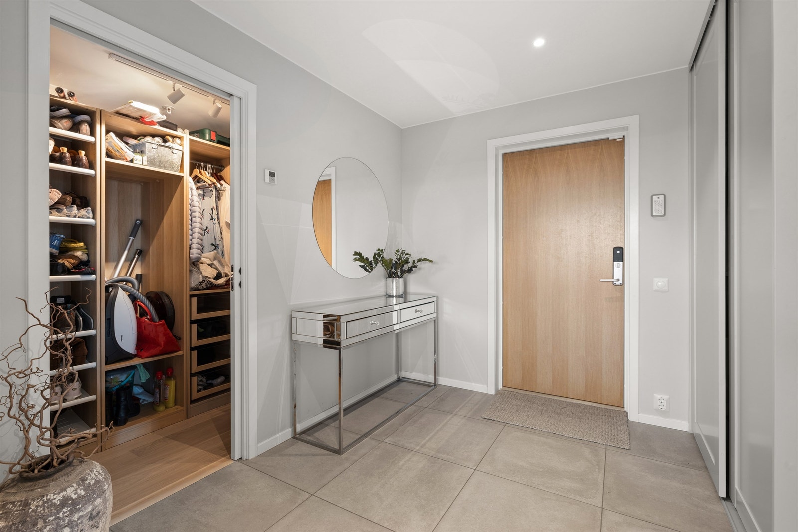 Entré med skyvedørsgarderobe og tilliggende bod/garderoberom Galleribilde