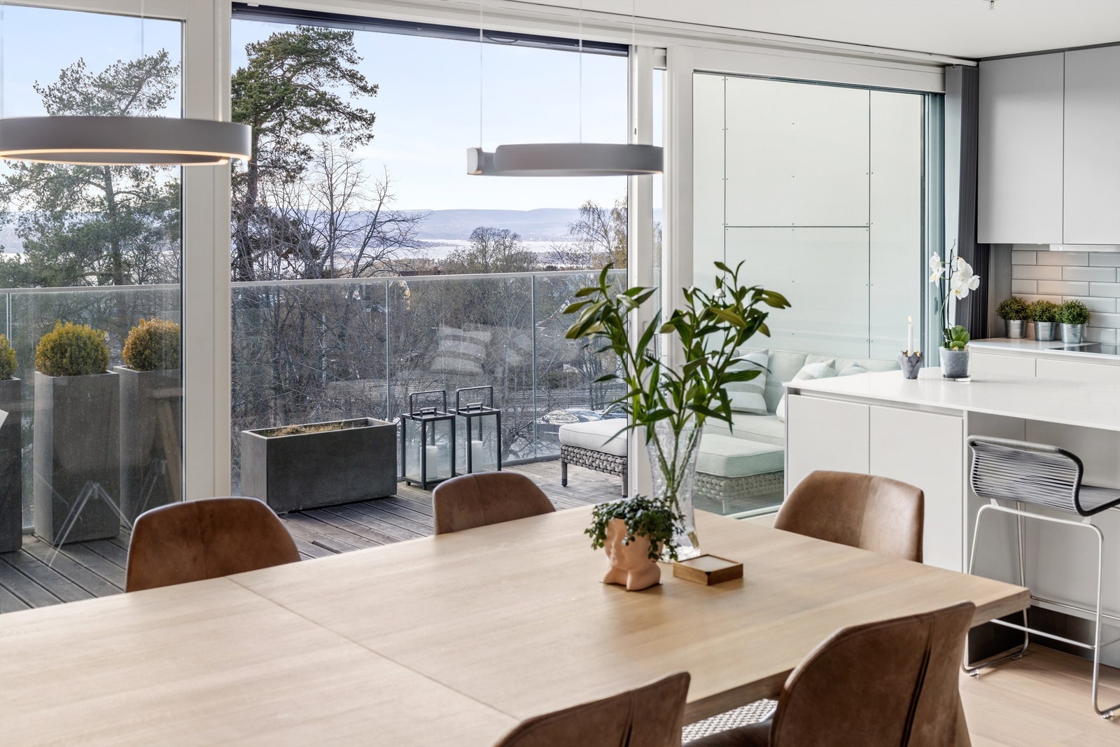 Spisestue og kjøkken med utgang til vestvendt og solrik balkong Galleribilde