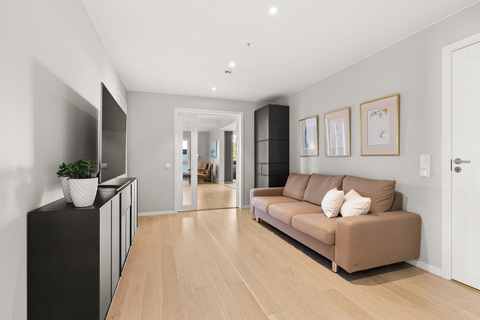 Allrom/tv-stue med 1-stavs eikeparkett med vannbåren gulvvarme Galleribilde