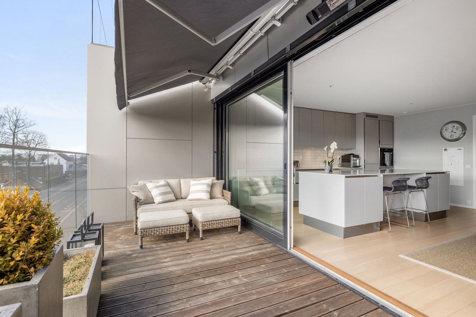 Vestvendt og solrik balkong Galleribilde