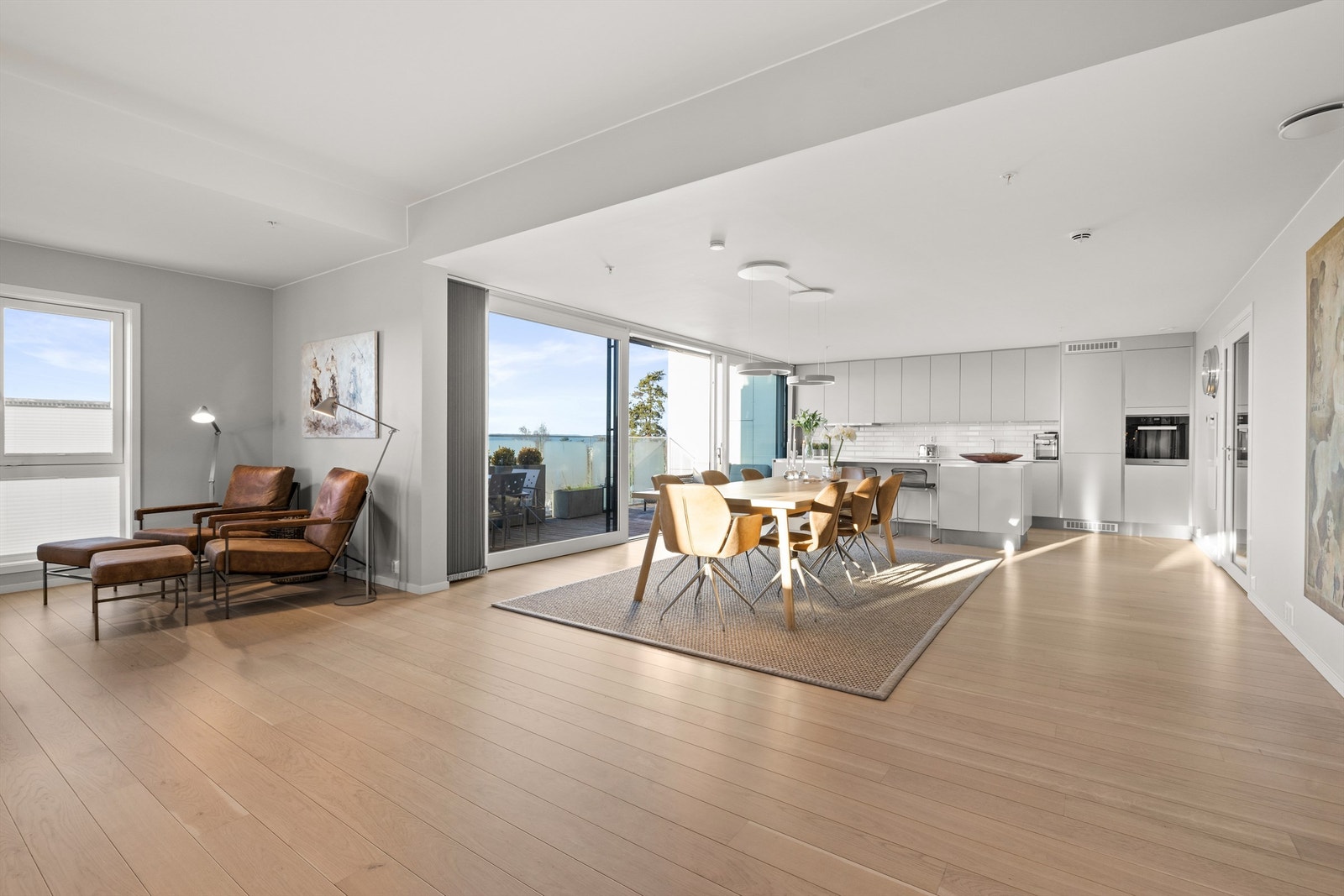 Stort stue og spisestue med åpen kjøkkenløsning. Vannbåren gulvvarme Galleribilde