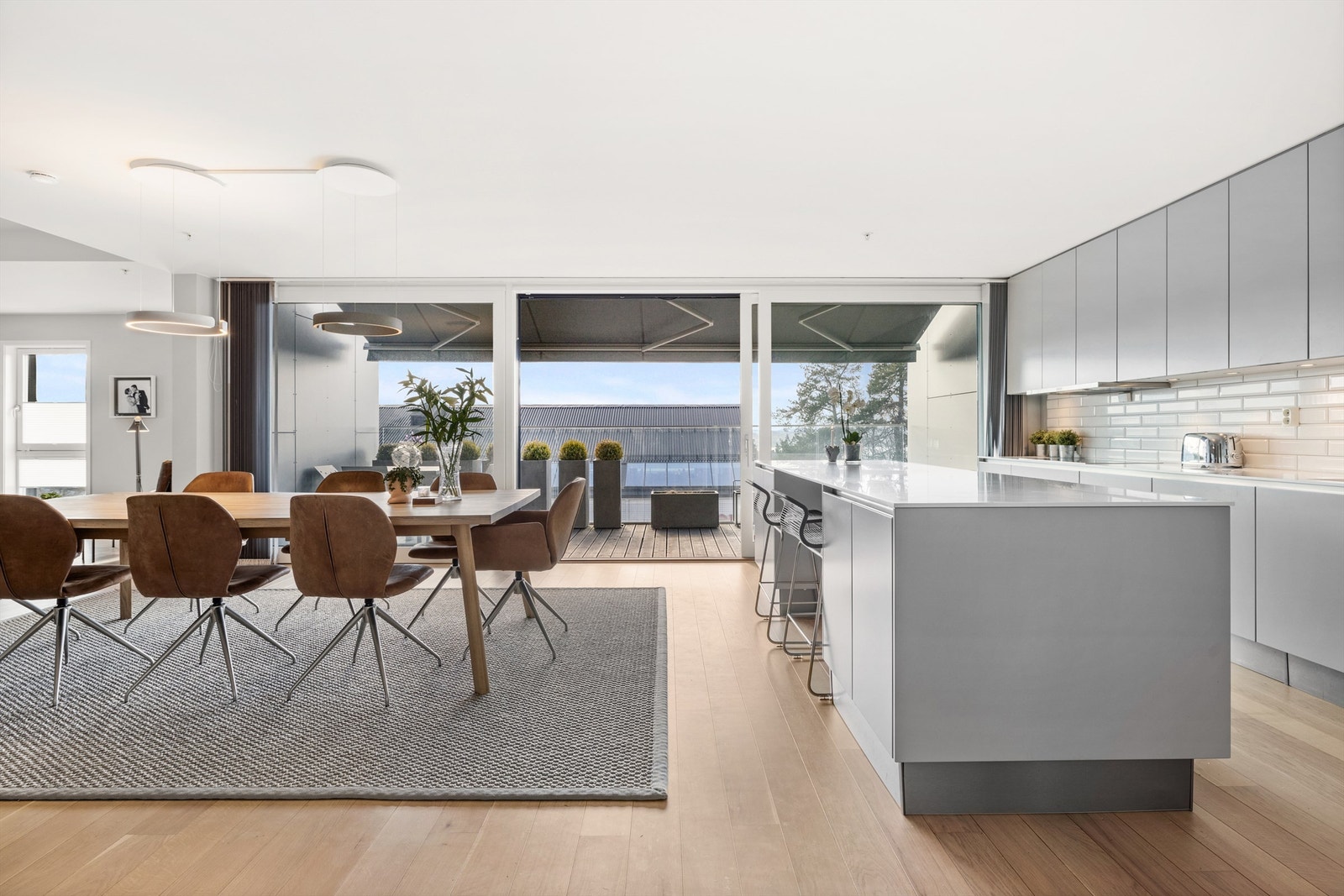 Spisestue og kjøkken med utgang til vestvendt balkong Galleribilde