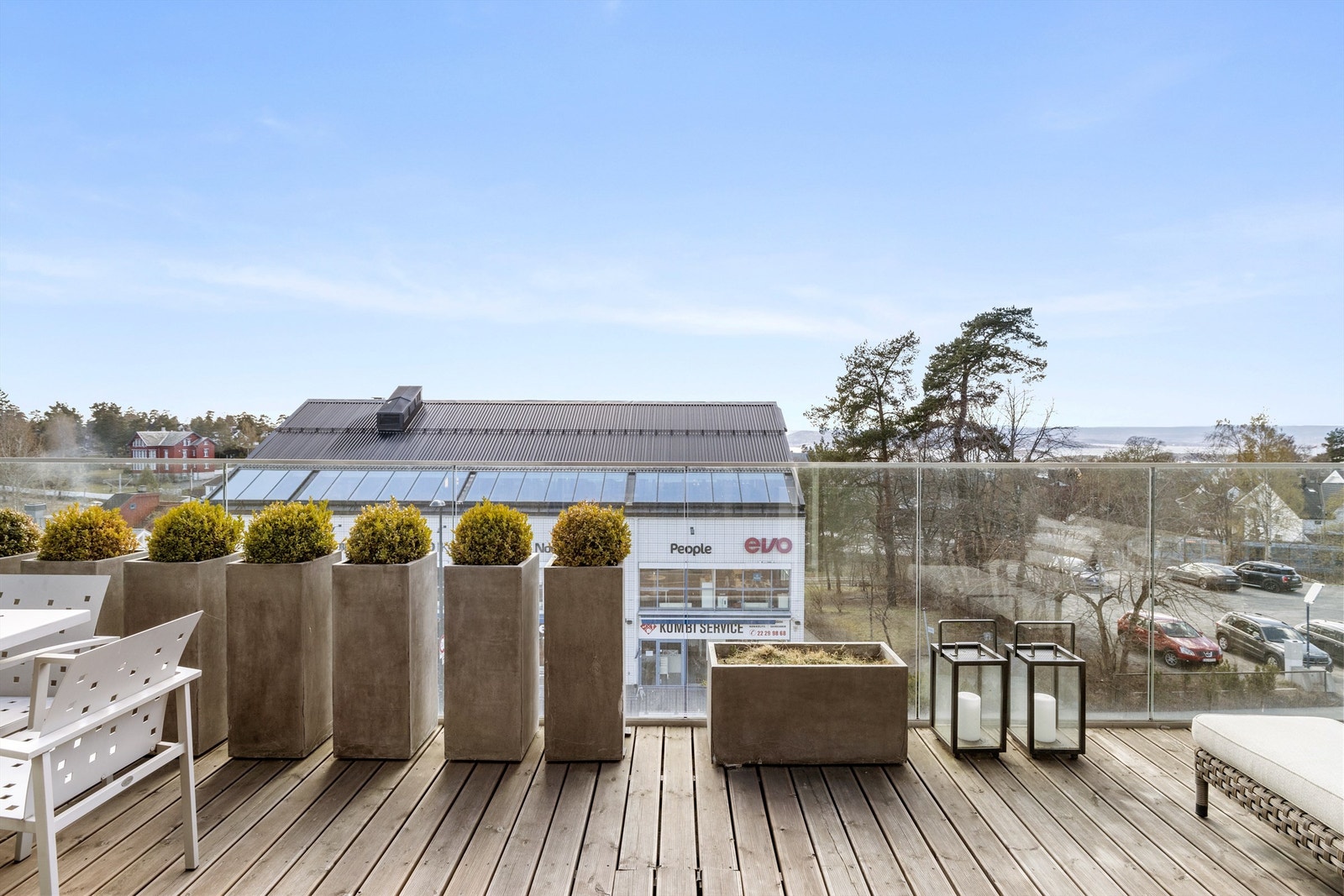 Vestvendt og solrik balkong Galleribilde