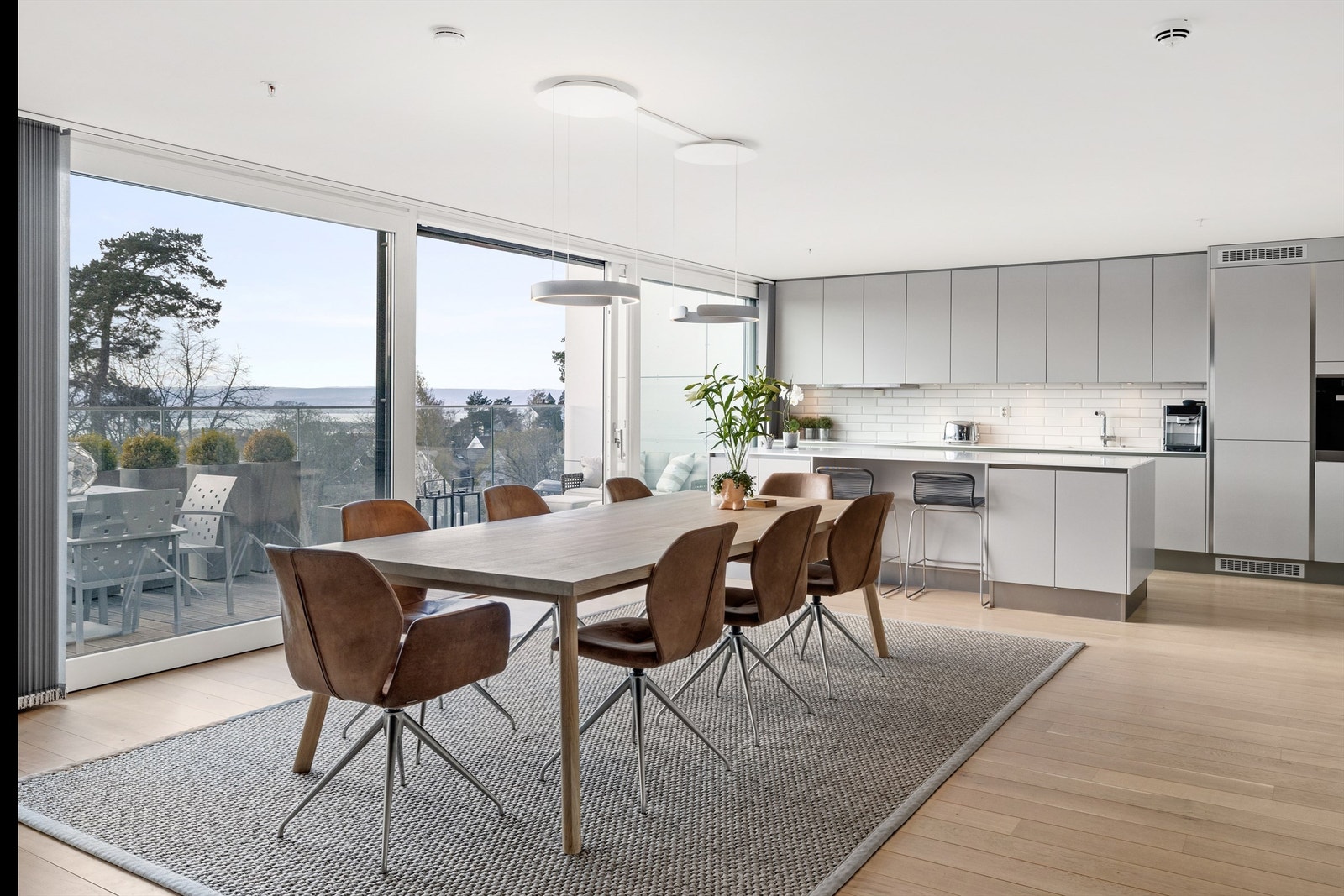 Velkommen til Ekebergveien 226 C - En stor og innholdsrik leilighet fra 2016 med bl.a. heis og 2 garasjeplasser Galleribilde