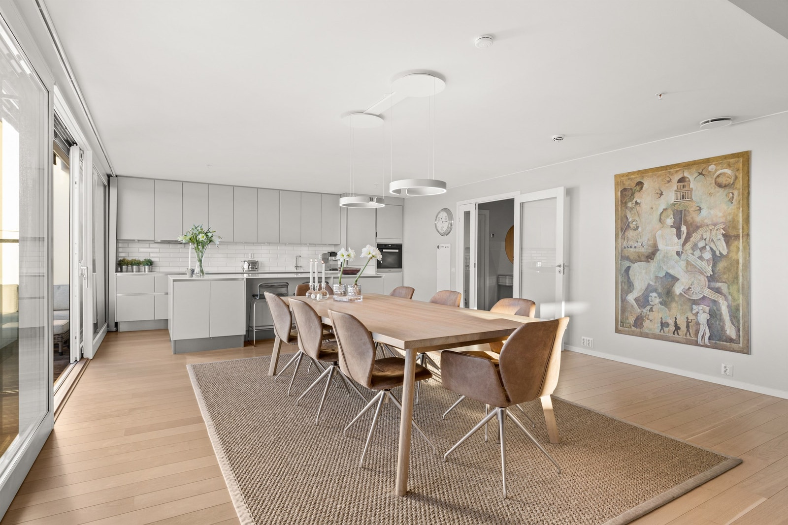 Spisestue med åpen kjøkkenløsning Galleribilde