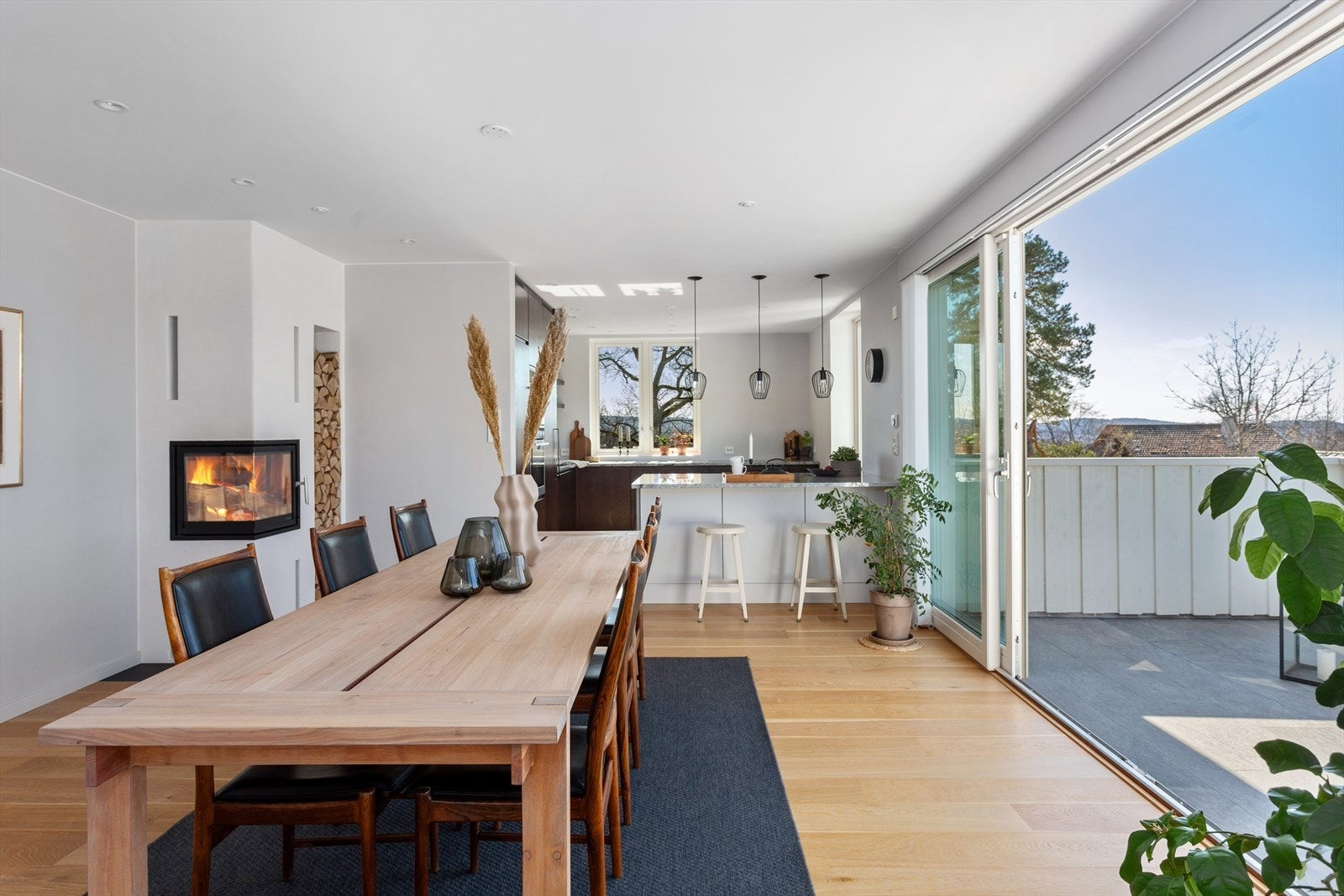 Boligen har store vinduer som slipper inn rikelig med lys fra tidlig til sent. Galleribilde