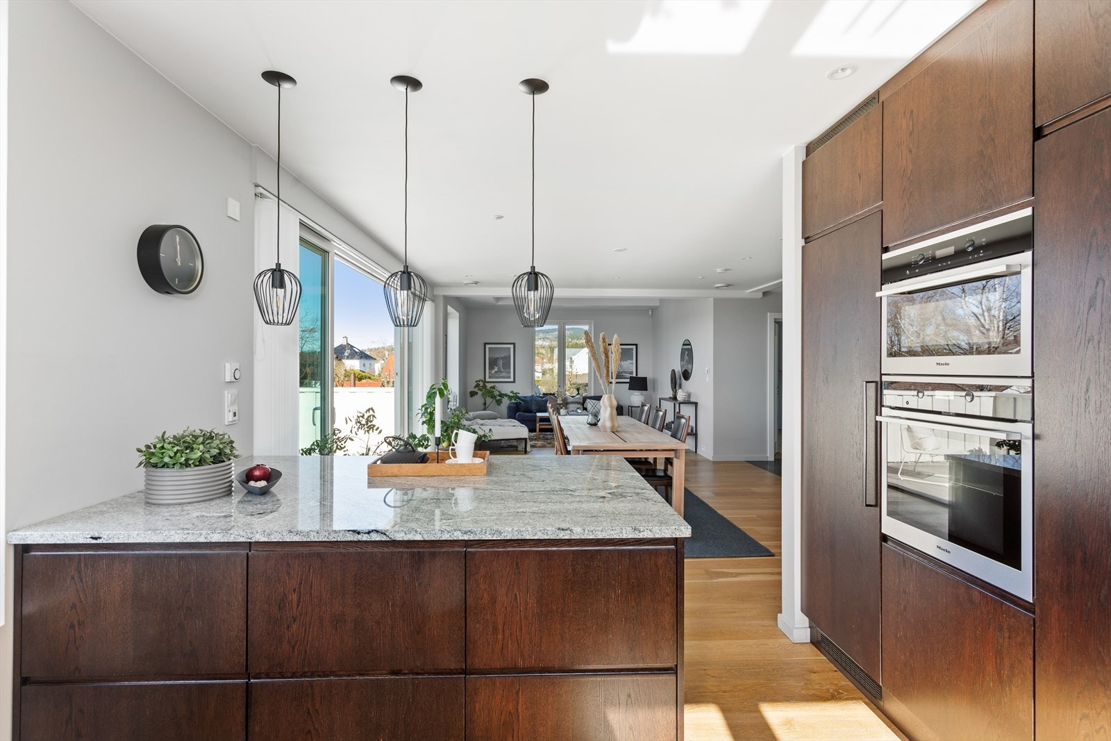 Leiligheten er bygget etter dagens standard med tanke på lyd, lys, luft og isolasjon. Vannbåren gulvvarme tilknyttet varmepumpe. Galleribilde