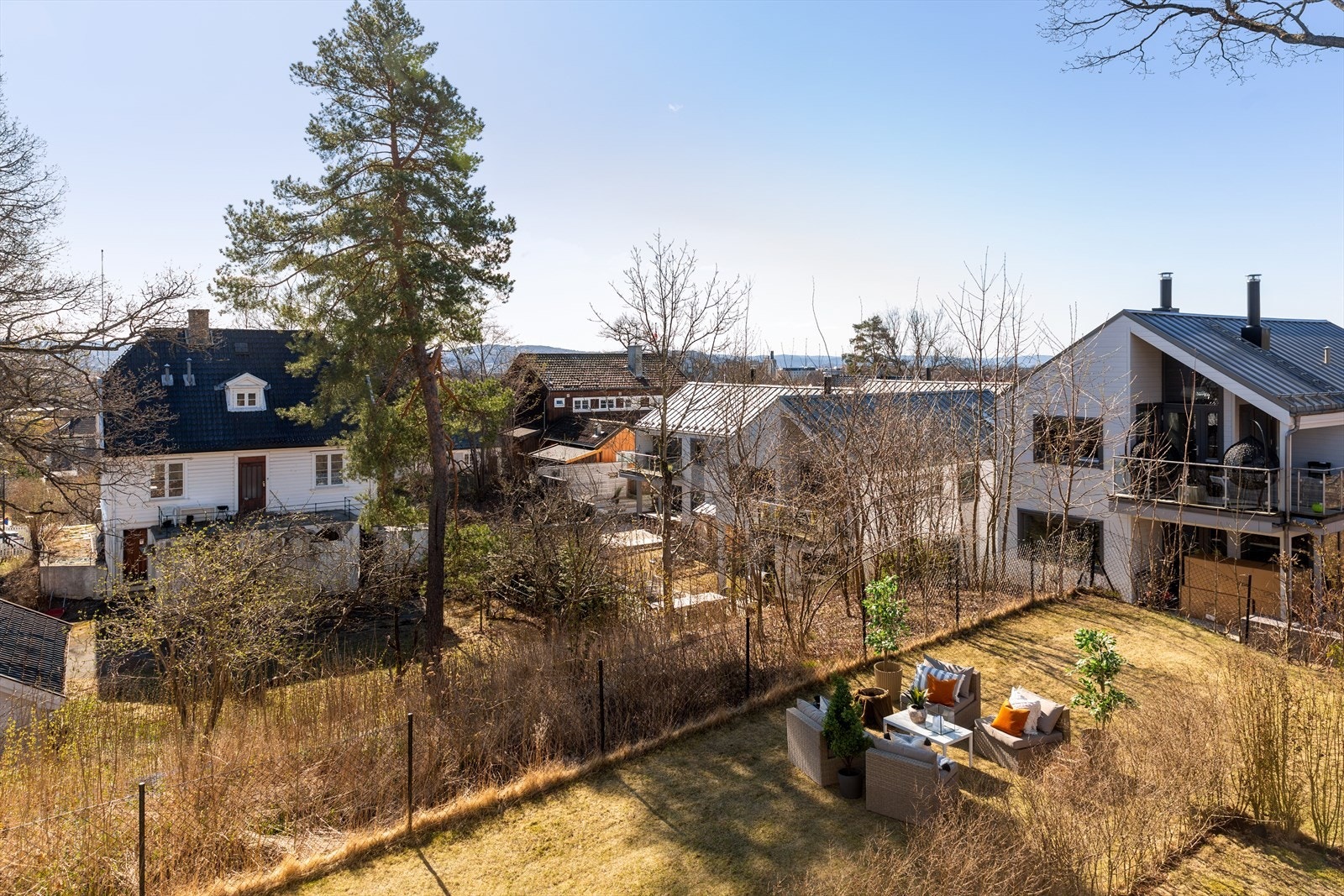 Leiligheten disponerer en flat og solfylt del av hagen som er pent opparbeidet med gressplen. Galleribilde