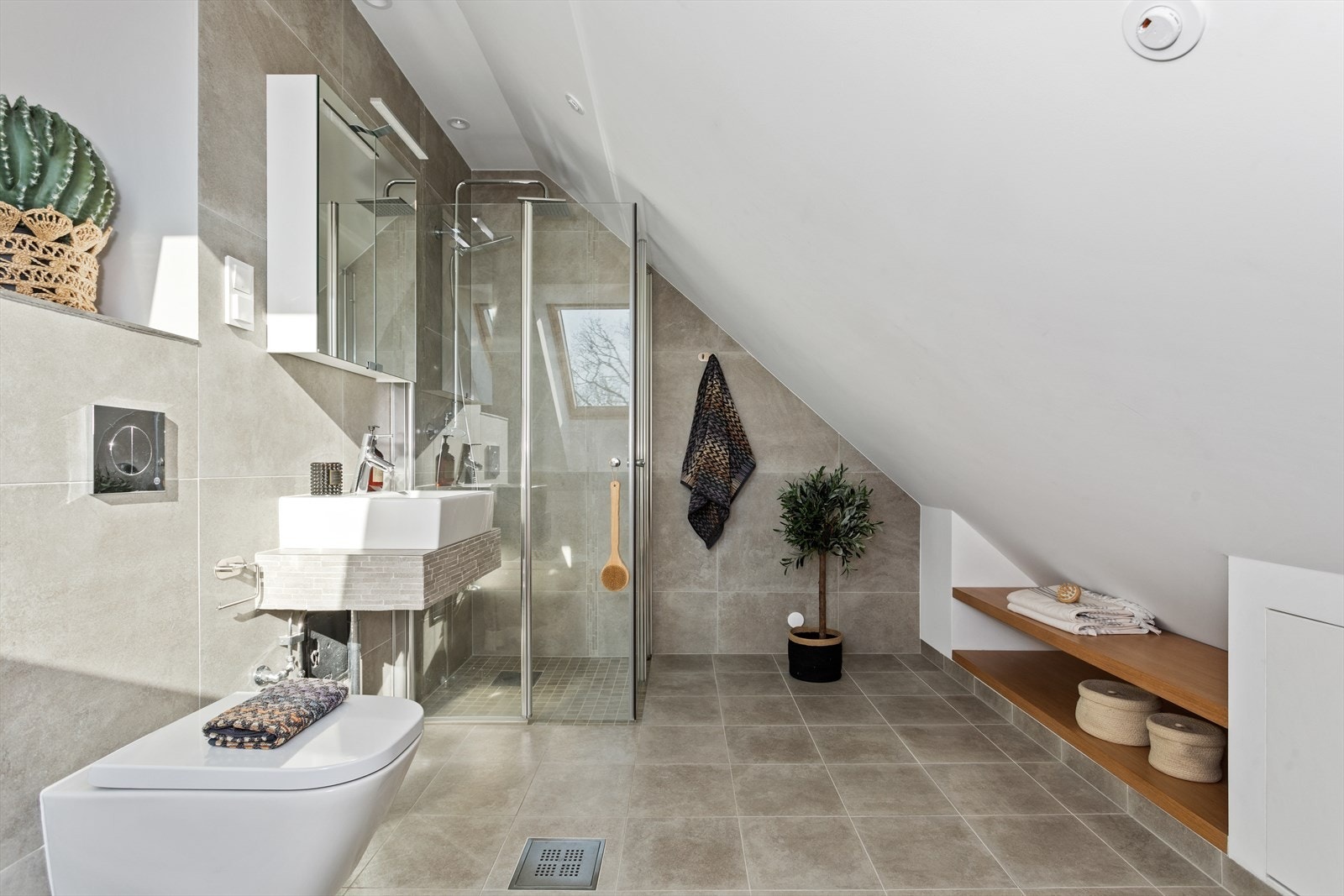 Pent flislagt baderom med gulvvarme. Galleribilde