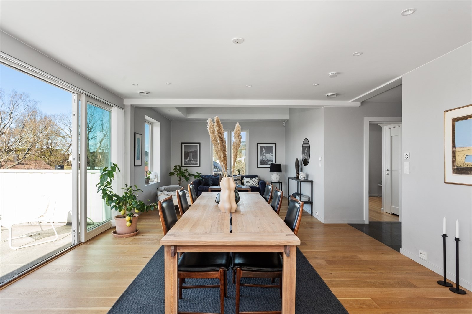 Fra stuen/spisestuen er det utgang til en stor, usjenert og sørvestvendt veranda som fungerer som en forlengelse av stuen på sommerhalvåret. Galleribilde