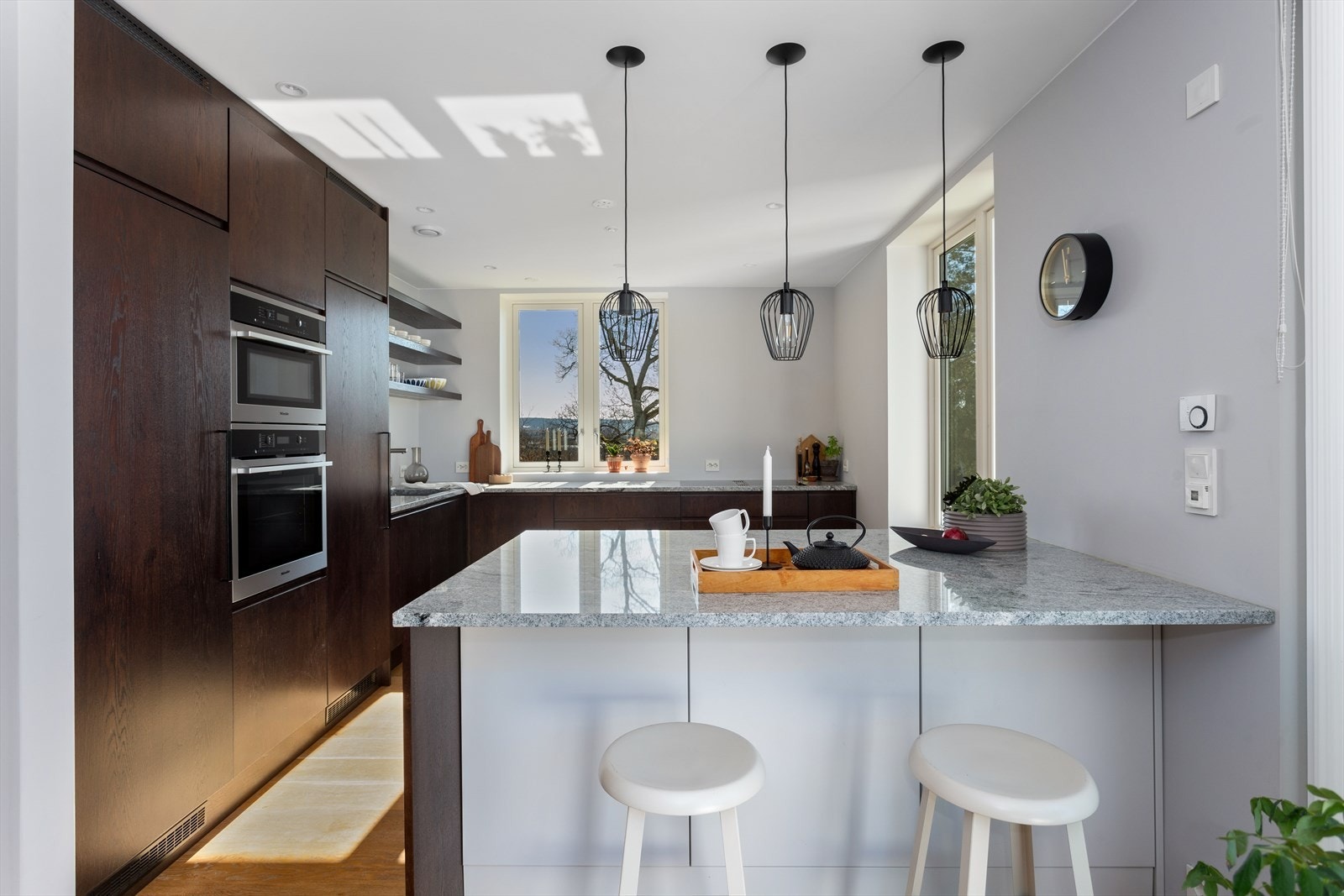 Stekeovn og mikro fra Miele er integrert i høyskap. Ventilator i induksjonstopp. Galleribilde