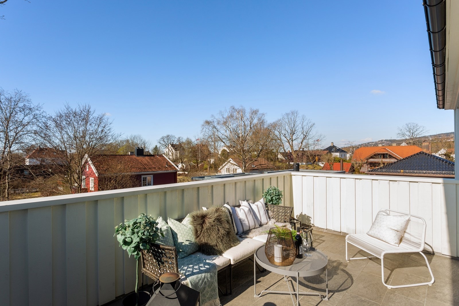 Verandaen er på ca.13 m² og har gode solforhold og nydelig utsikt. Galleribilde