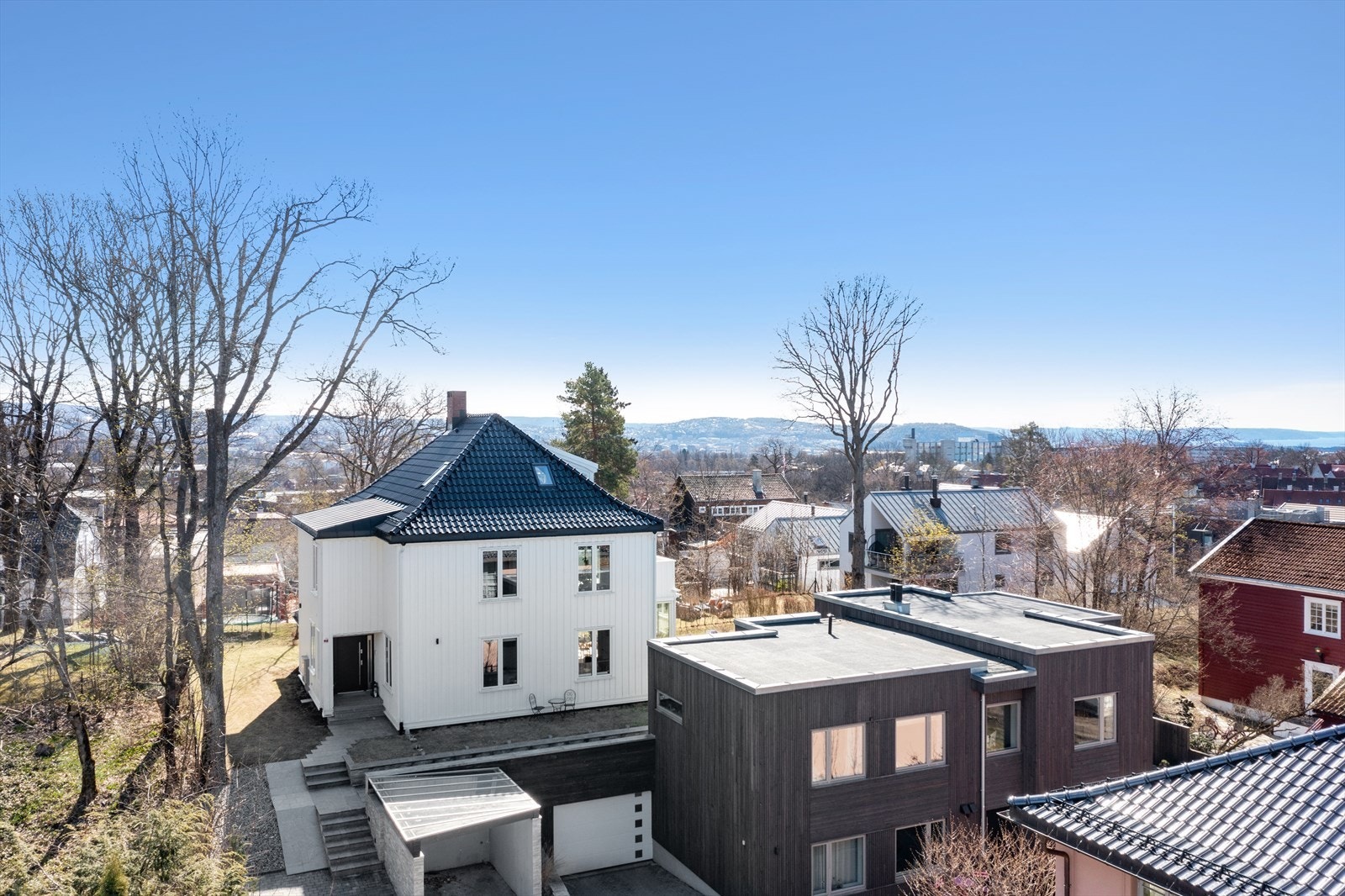 Eiendommen er rehabilitert inn- og utvendig og består av to nye leiligheter. Det er felles underjordisk garasjeanlegg med egen inngang til leiligheten. Galleribilde