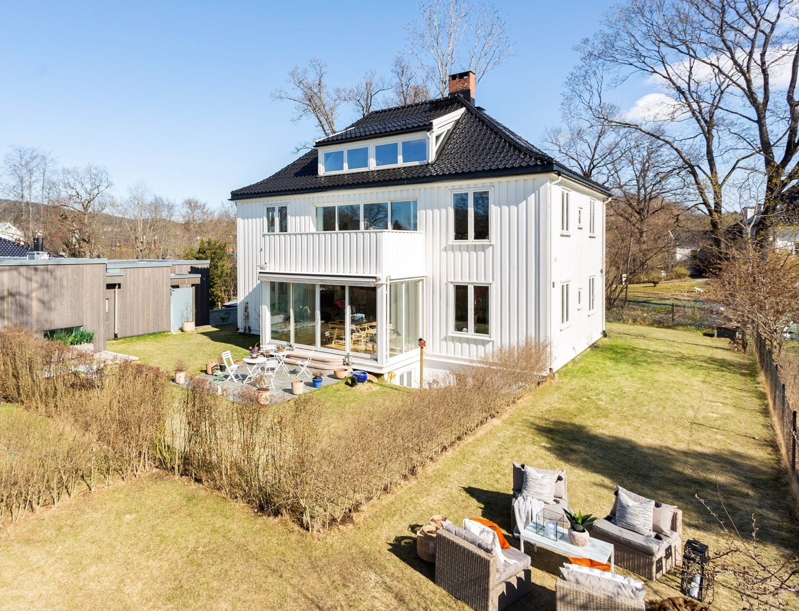 Ina Sartz v/DnB Eiendom Ullevål har gleden av å presentere en påkostet og tiltalende halvpart av en horisontaldelt tomannsbolig. Galleribilde