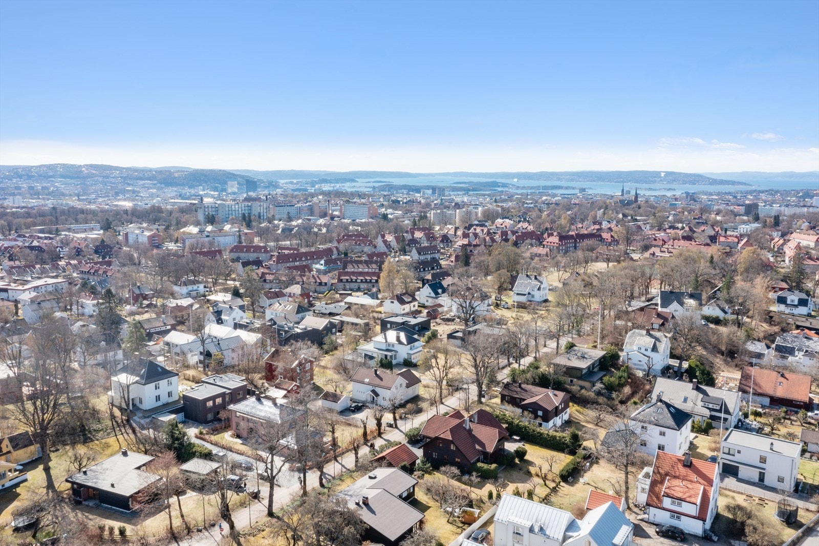 I umiddelbar nærhet til boligen ligger Damplassen med dagligvare, koselige butikker og restaurant. Galleribilde