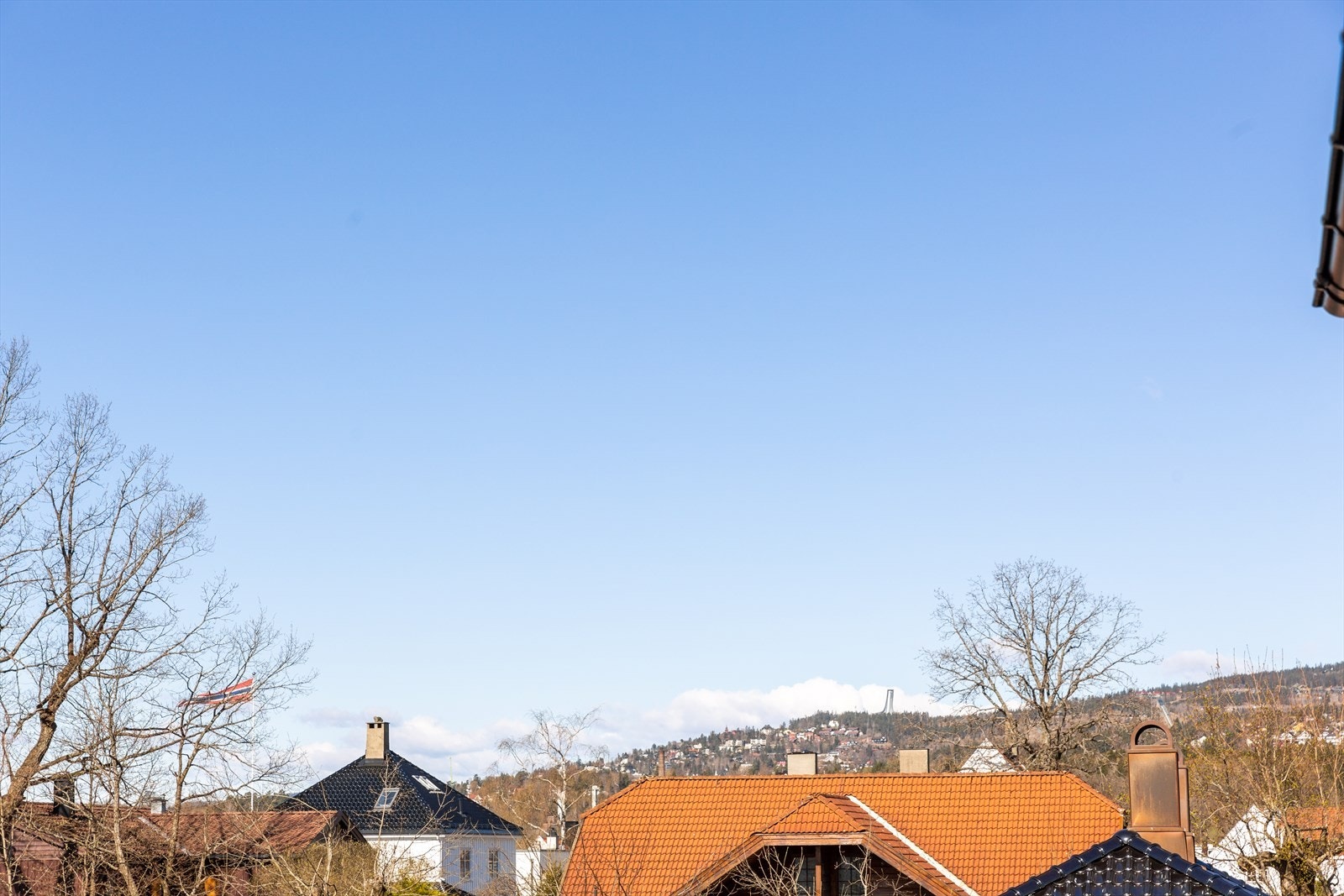 Det er nydelig utsikt fra hele eiendommen, her mot nordvest/Holmenkollbakken Galleribilde