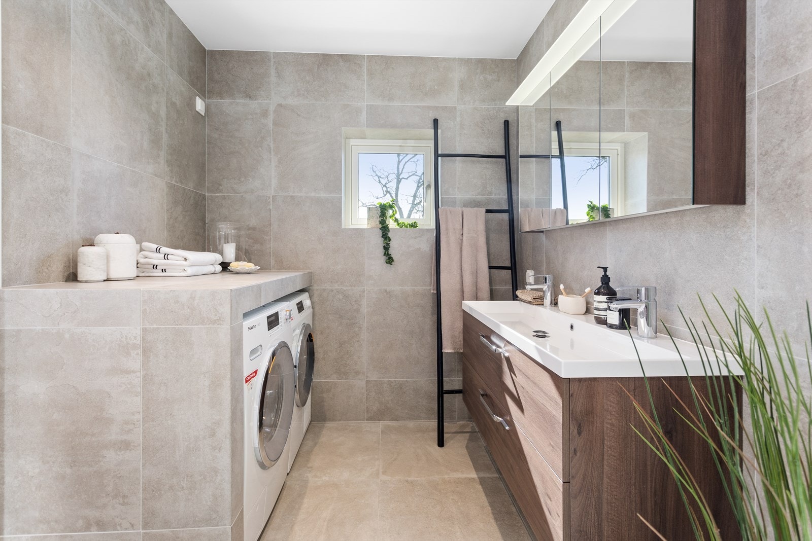 På hovedbadet i 2. etasje er det opplegg for vaskemaskin og tørketrommel under benk. Galleribilde