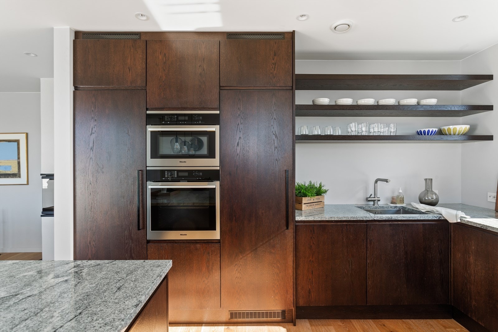 Påkostet kjøkken med eksklusive materialvalg. Flott benkeplate i granitt med underlimt kum. Galleribilde