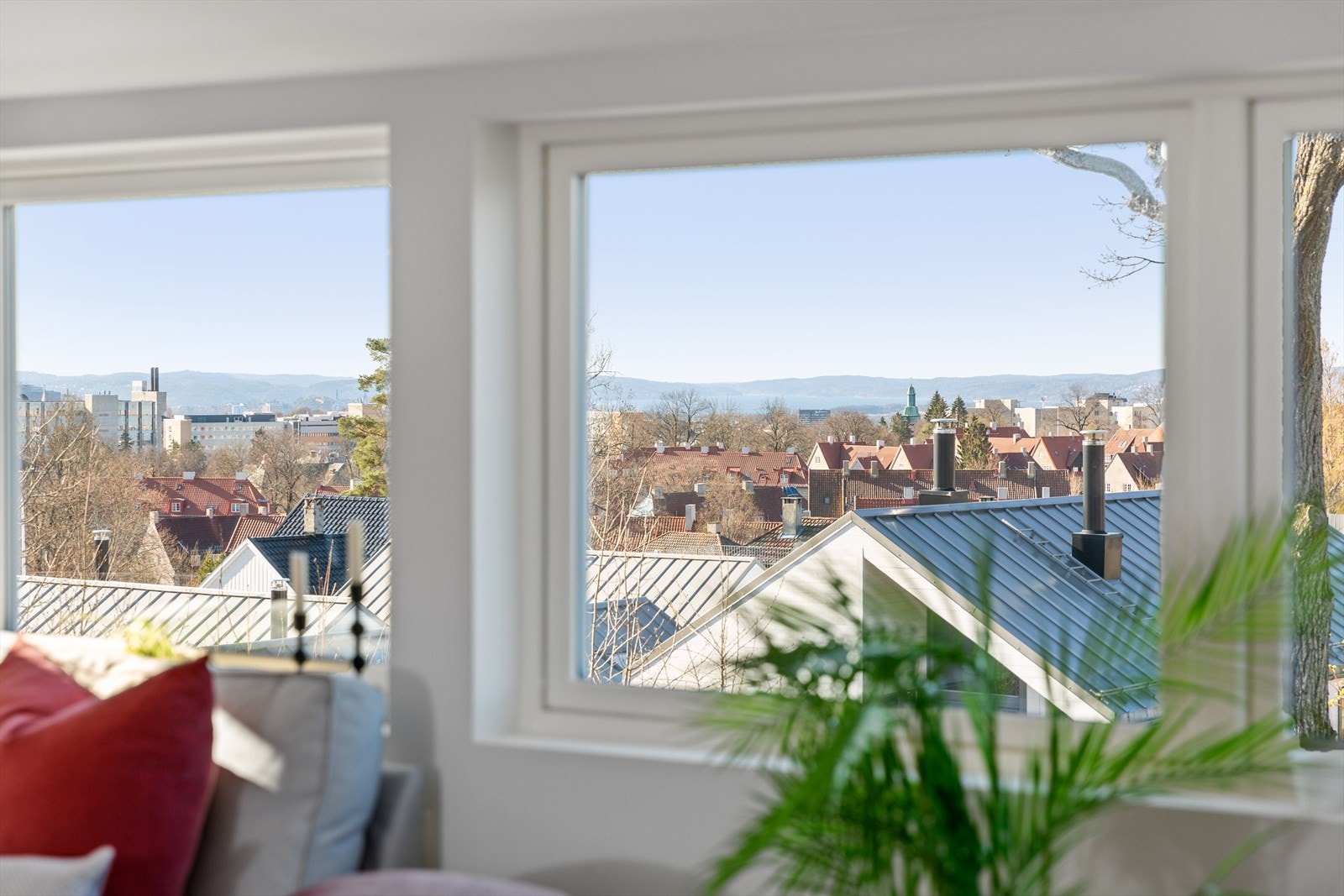 Fra hele boligen er det fantastisk utsikt og gode lysforhold. Galleribilde