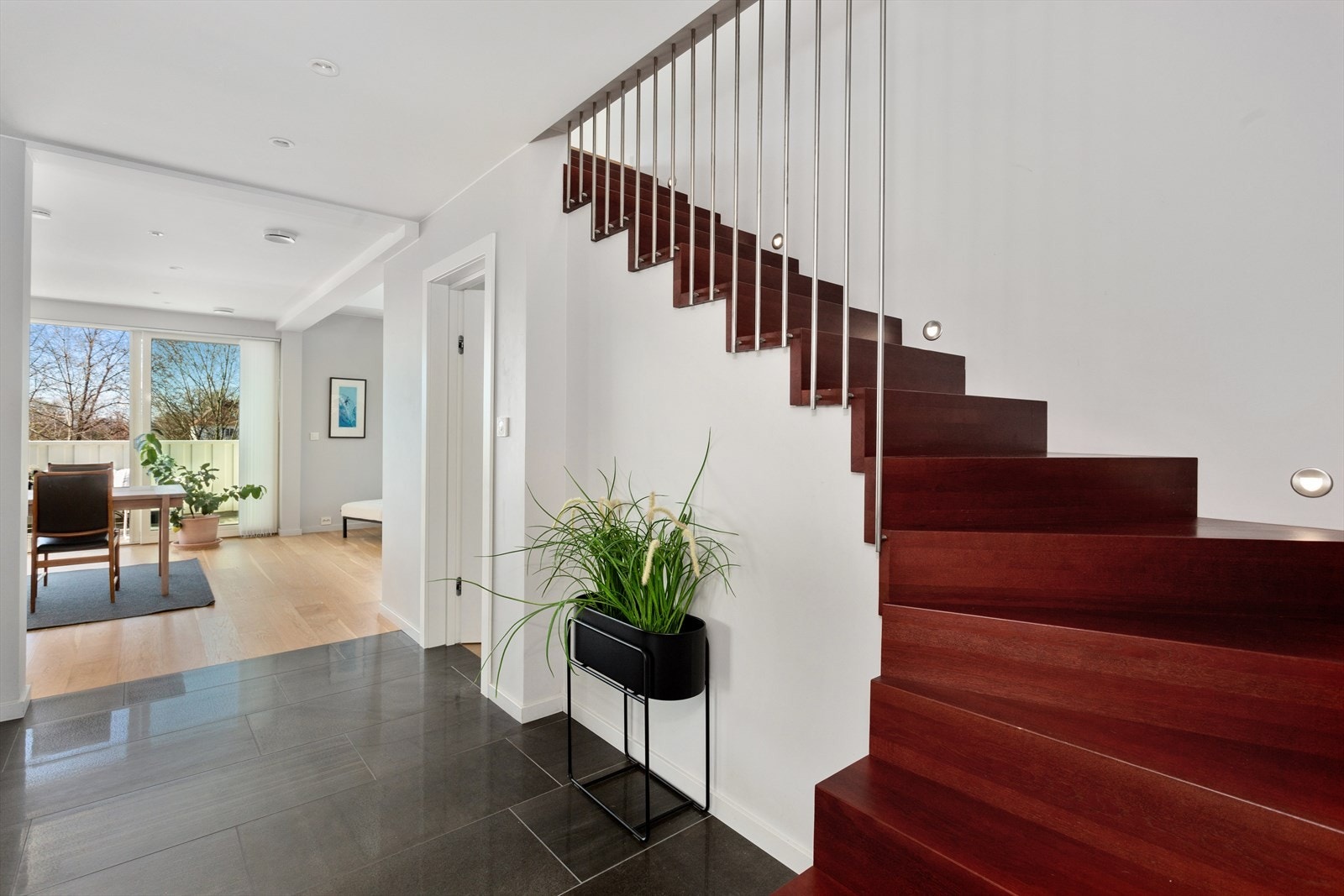 Vakker trapp som binder etasjene sammen Galleribilde