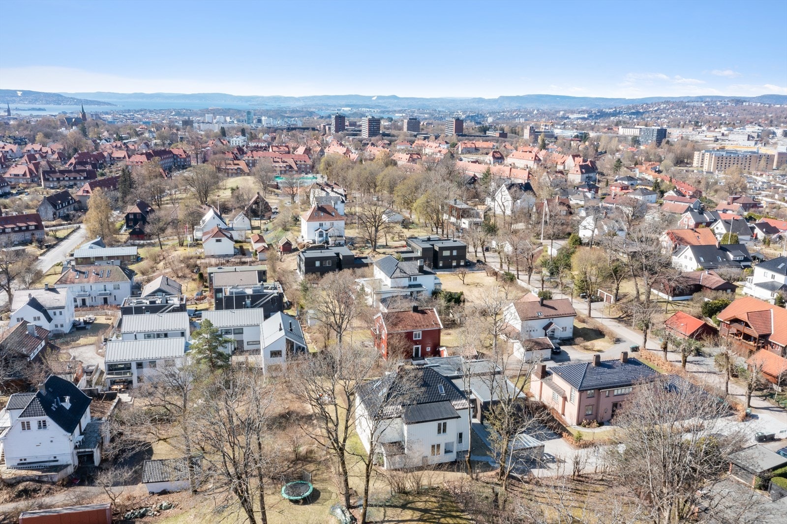 Området er svært populært, barnevennlig og samtidig sentralt. Kort vei til skoler, butikker, buss og bane. Galleribilde
