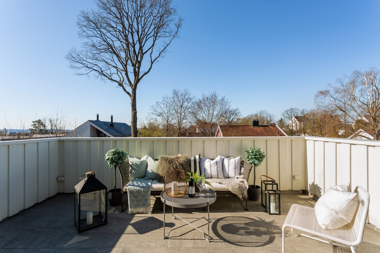 Verandaen ligger helt skjermet til og har pent utsyn. Galleribilde