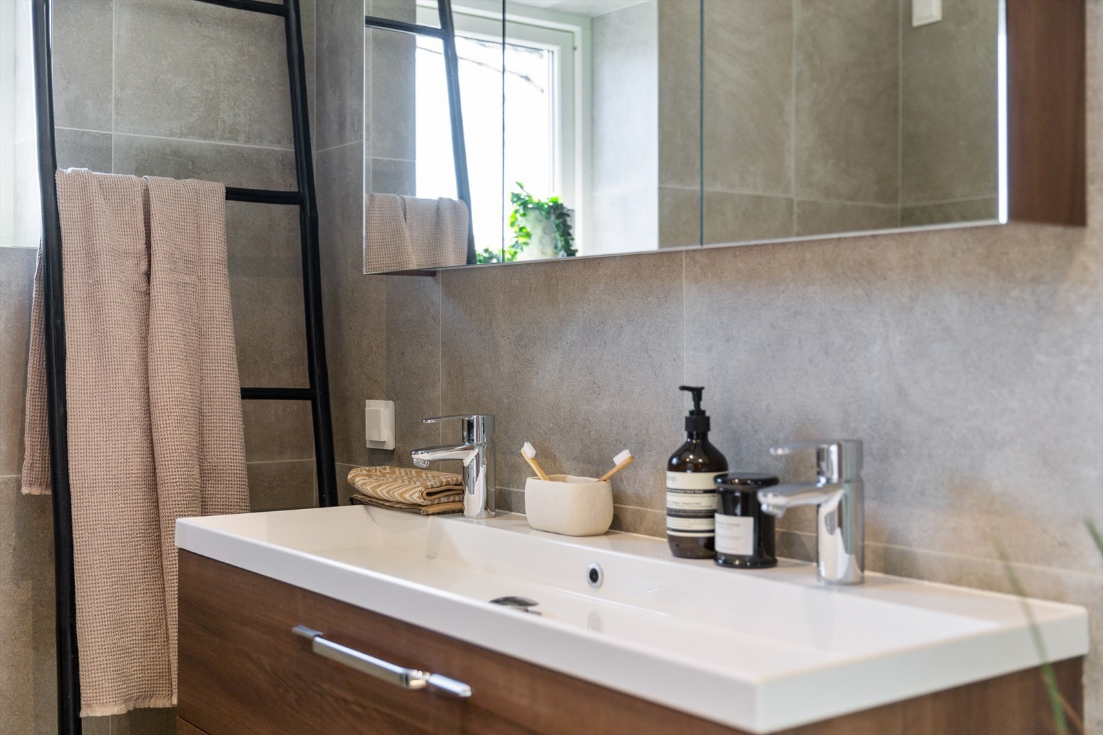 Boligen har tre delikate baderom - to i 2. etasje og ett i loftsetasjen. Galleribilde