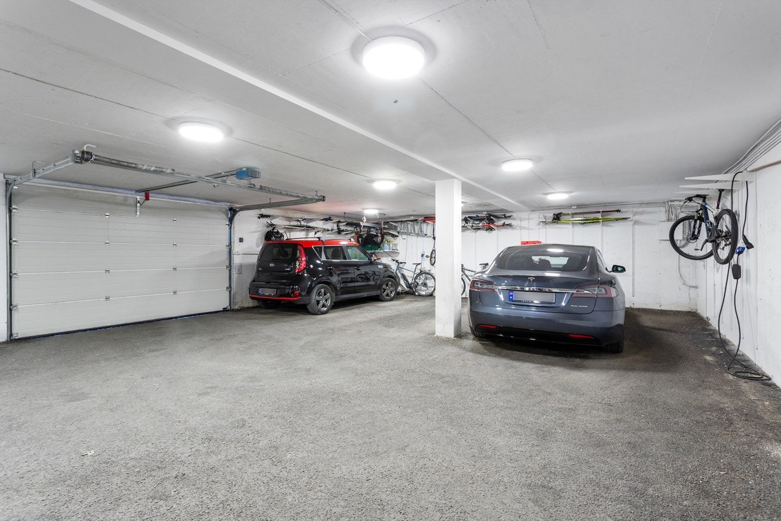 Seksjonen disponerer to parkeringsplasser i underjordisk frostfritt anlegg med egen inngang til leiligheten. Egen kurs for elbilladere. Galleribilde