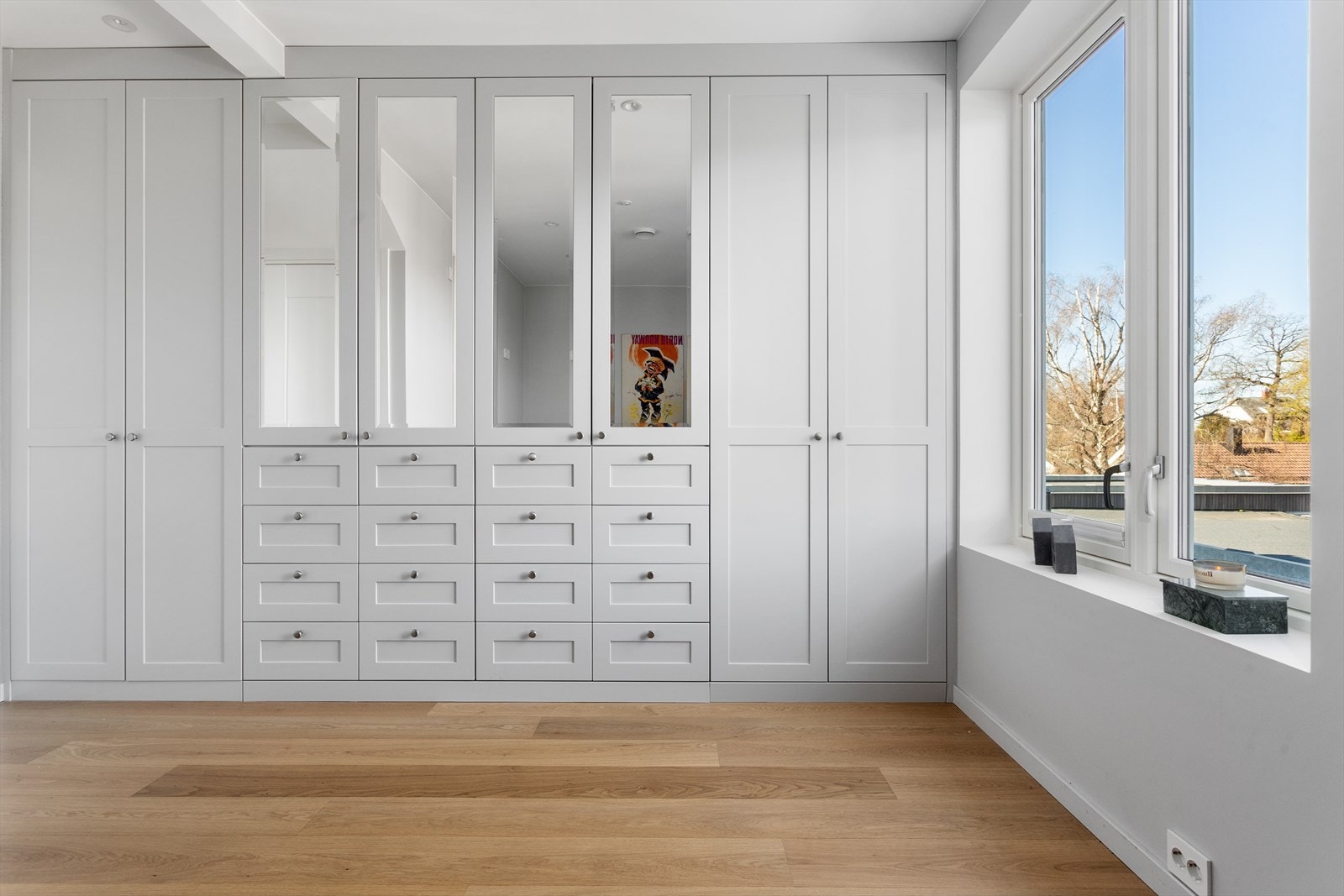 Soverom 2 har godt med oppbevaringsmuligheter til klær og sko i plassbygget garderobe. Galleribilde