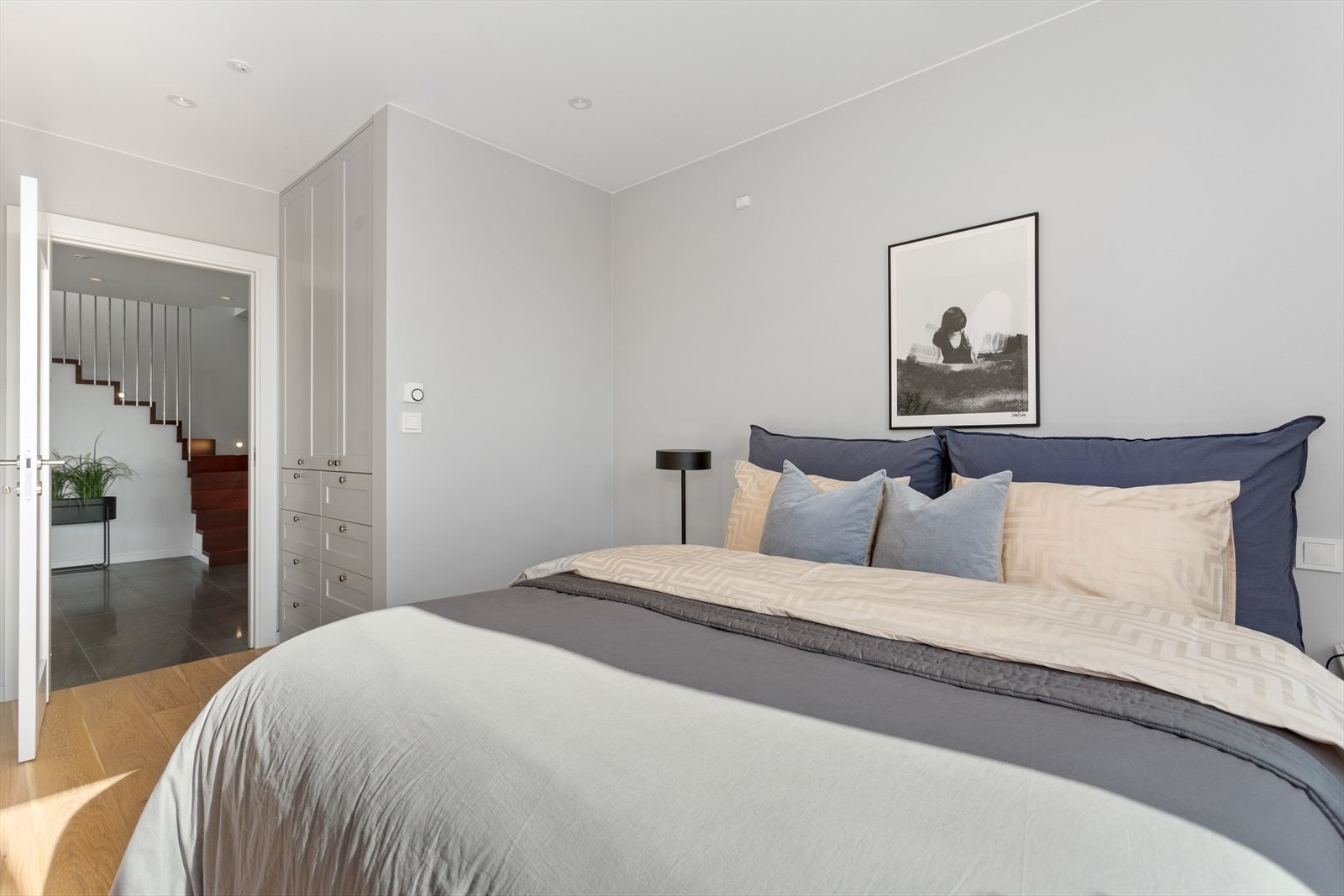 Hovedsoverommet har snekkertilpasset garderobeløsning og ligger i tilknytning til hovedbadet. Galleribilde