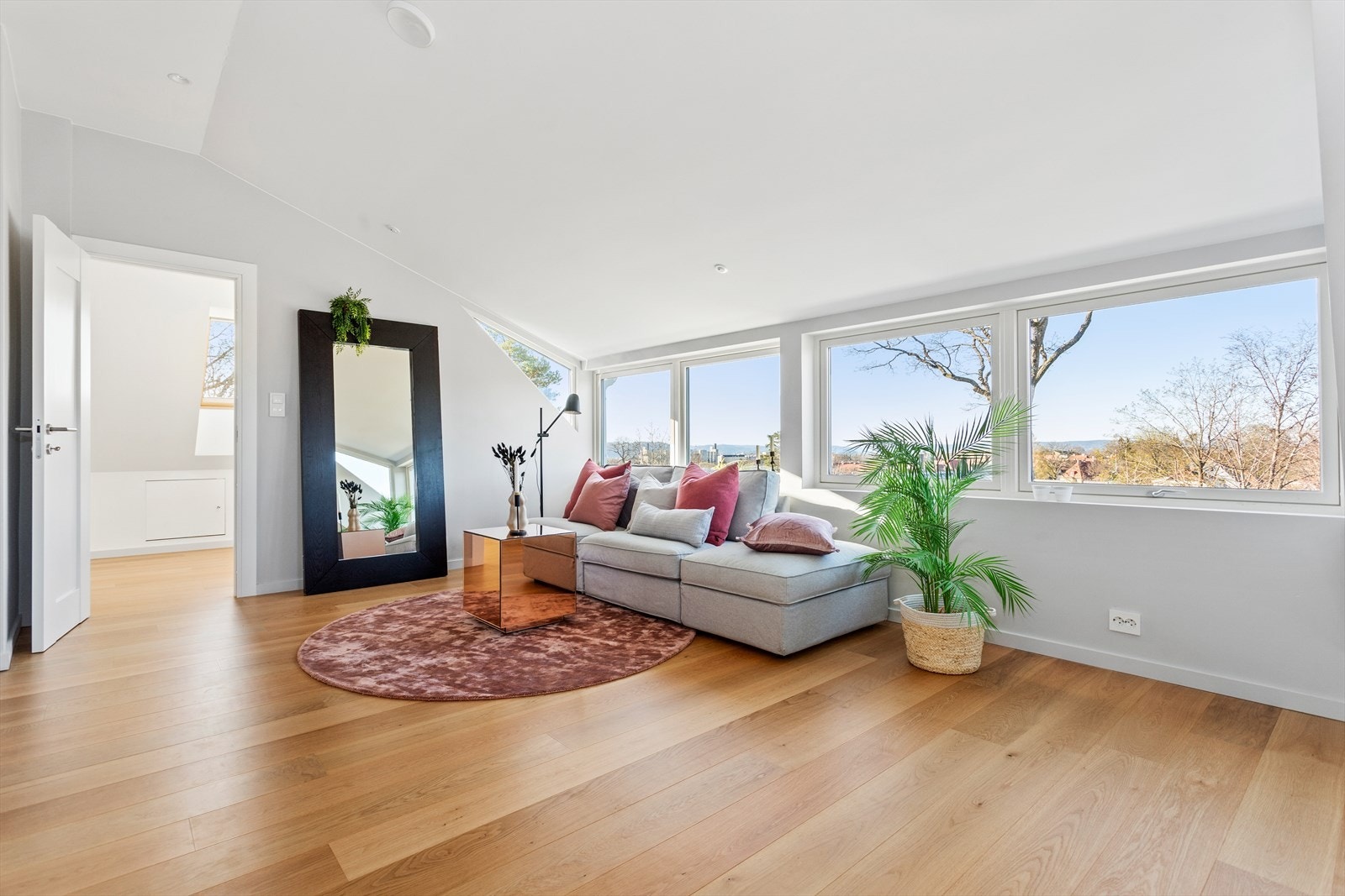 I loftsetasjen er det en stor stue, et soverom, bad og to boder. Galleribilde