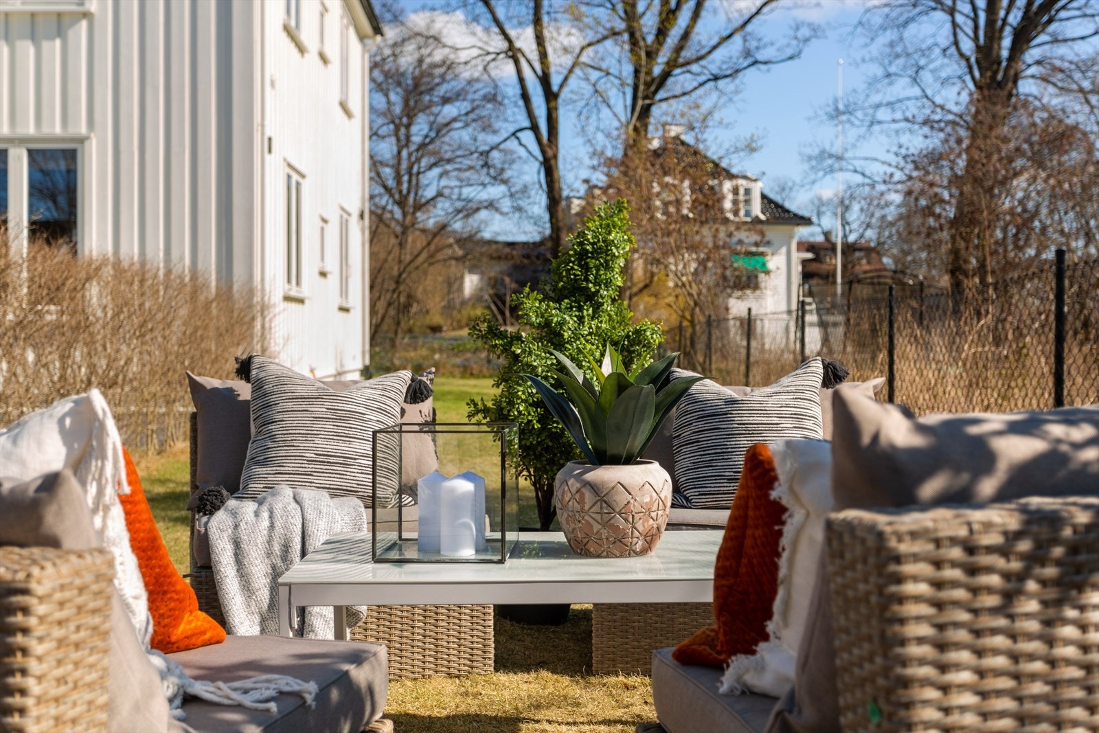 Solrik og skjermet beliggenhet på høydedrag på toppen av Bergsalléen. Galleribilde