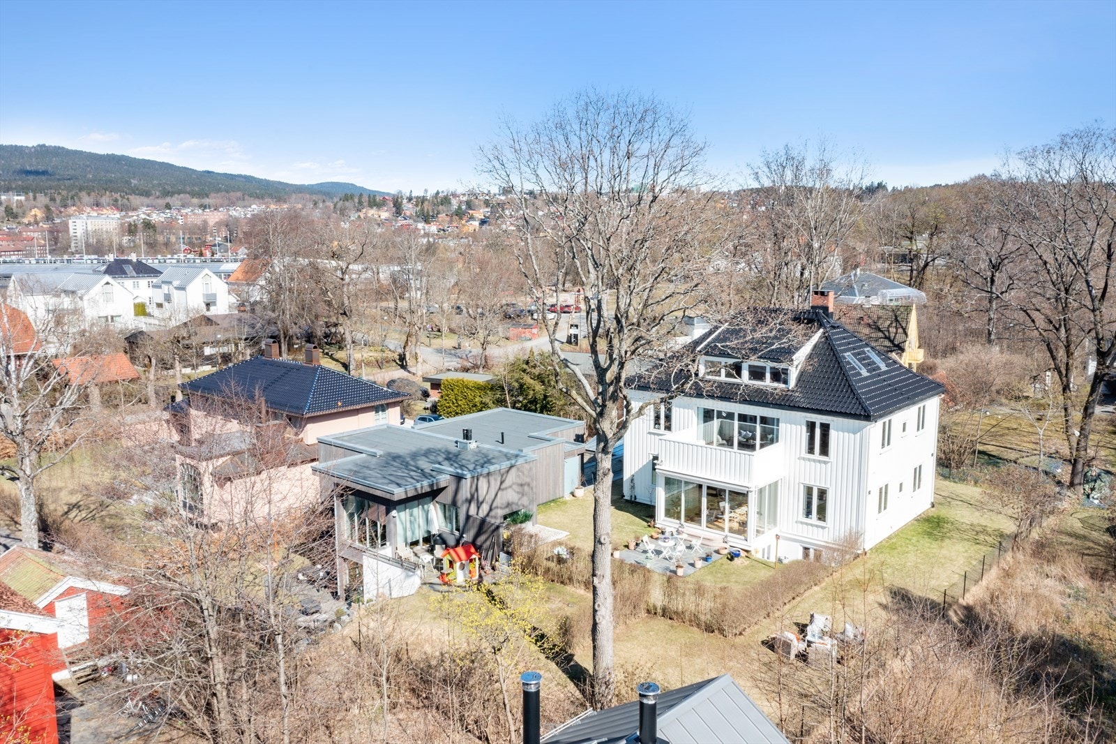 Boligen har en stille og rolig beliggenhet øverst i Bergsalléen ved Ullevål Hageby og Berg. Galleribilde