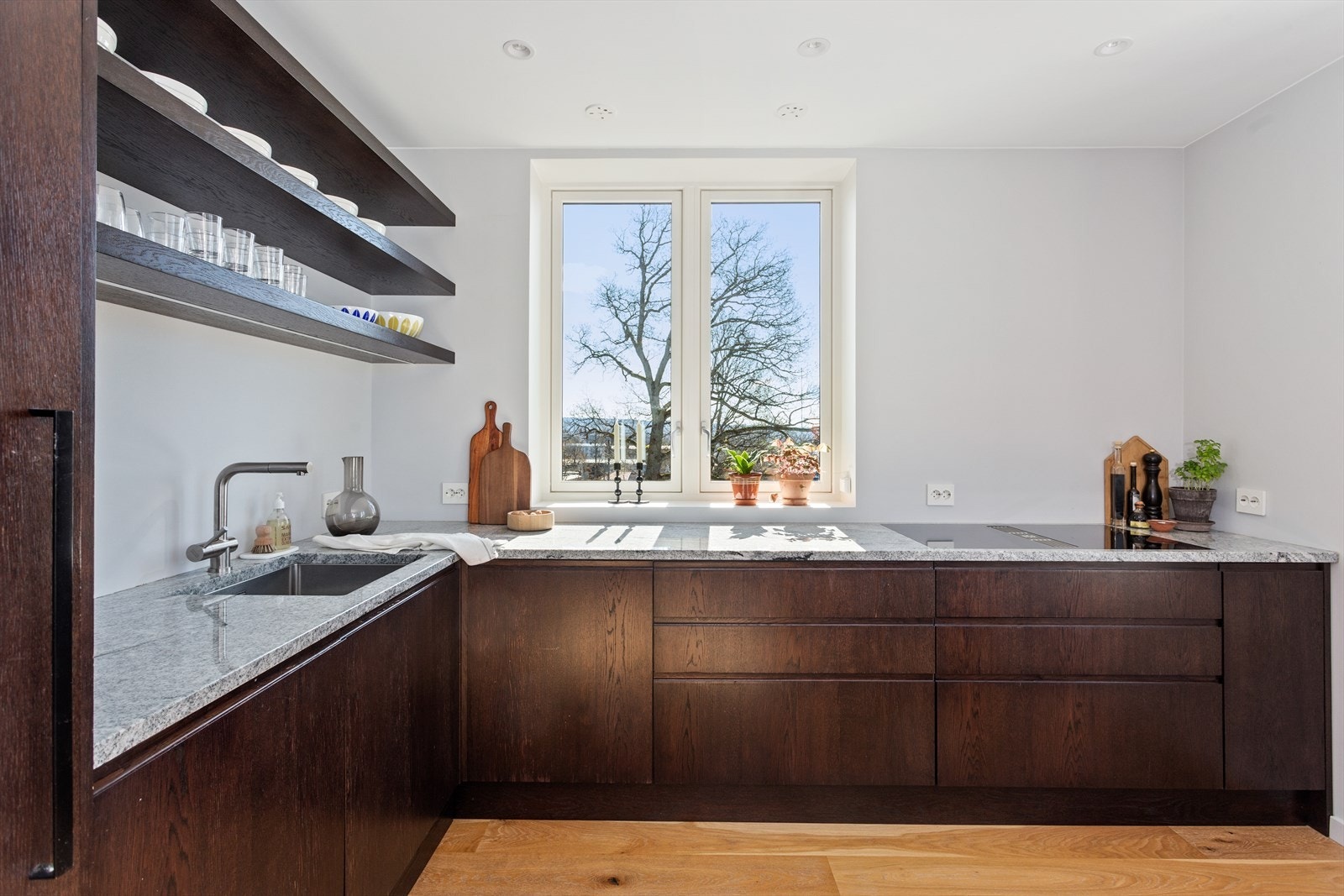 Meget pent og moderne kjøkken som er designet og plassbygget for leiligheten av egen snekker. Galleribilde