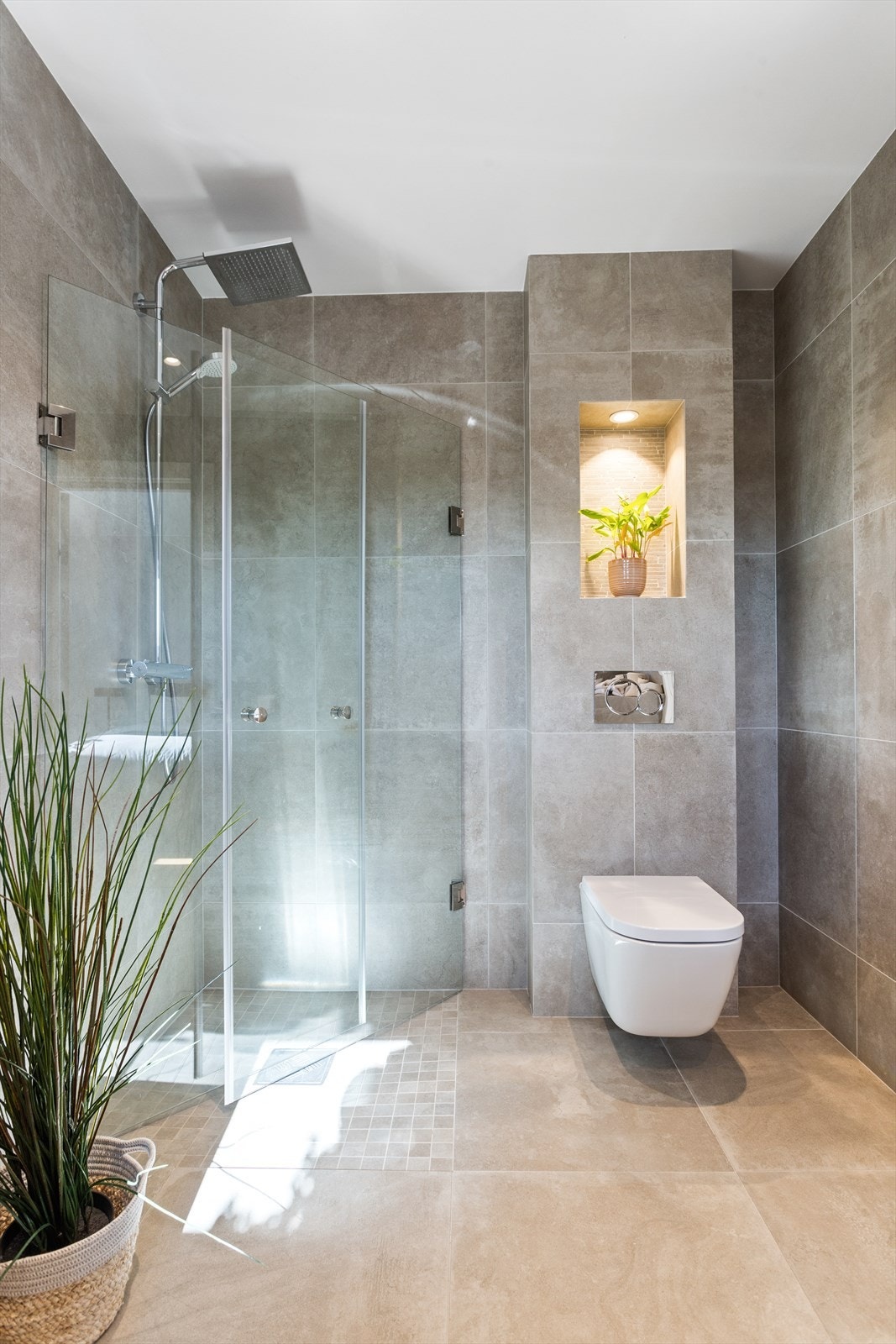 Badet har direkte inngang fra hovedsoverommet. Galleribilde