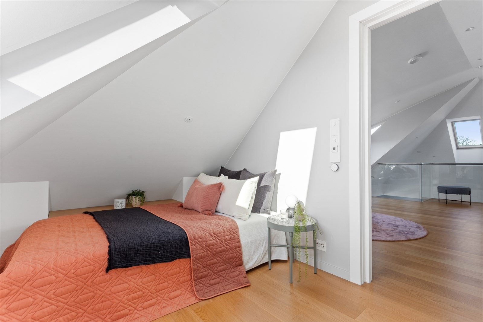 Soverom i loftsetasje med bad i en suite løsning. Galleribilde