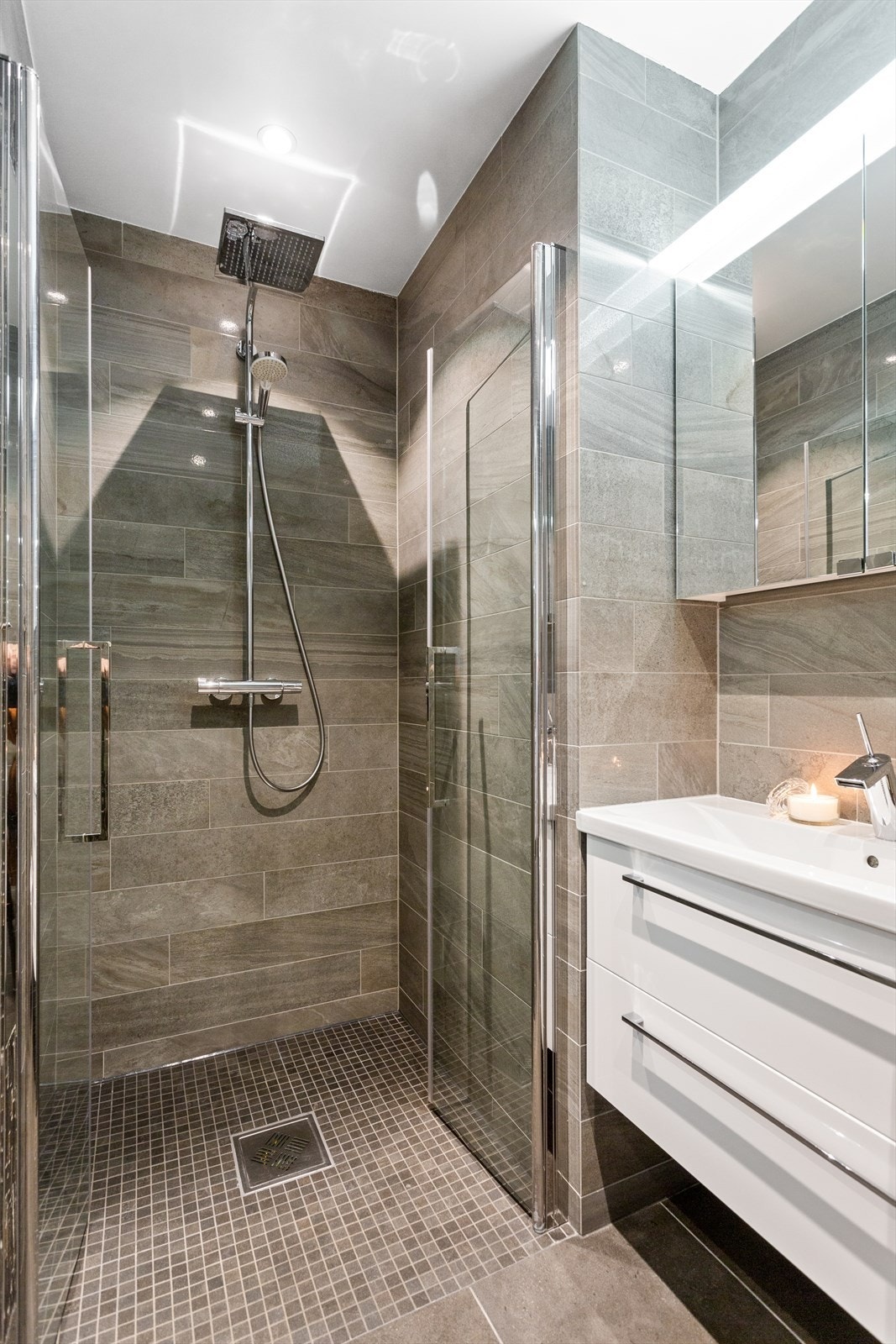 Det andre badet i 2. etasje har vegghengt wc, servant nedfelt i innredning og dusj. Galleribilde