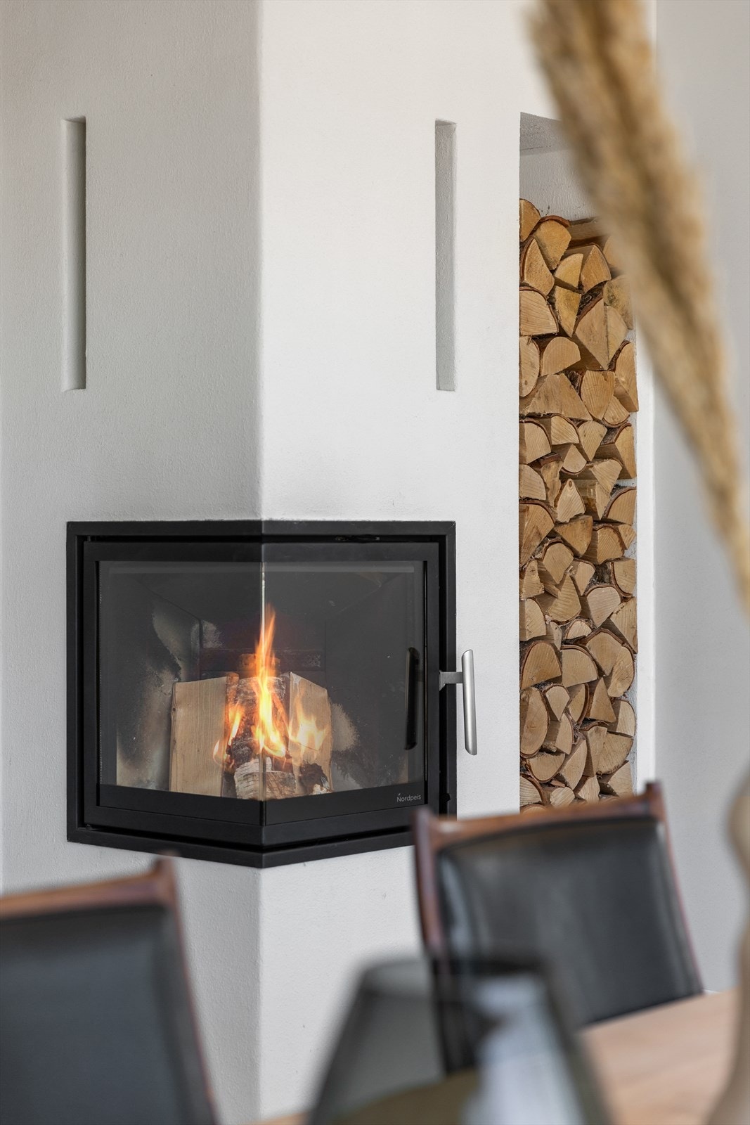 Flott peis fra Nordpeis med glass fra to sider som varmer godt på kalde vinterdager er sentralt plassert. Galleribilde