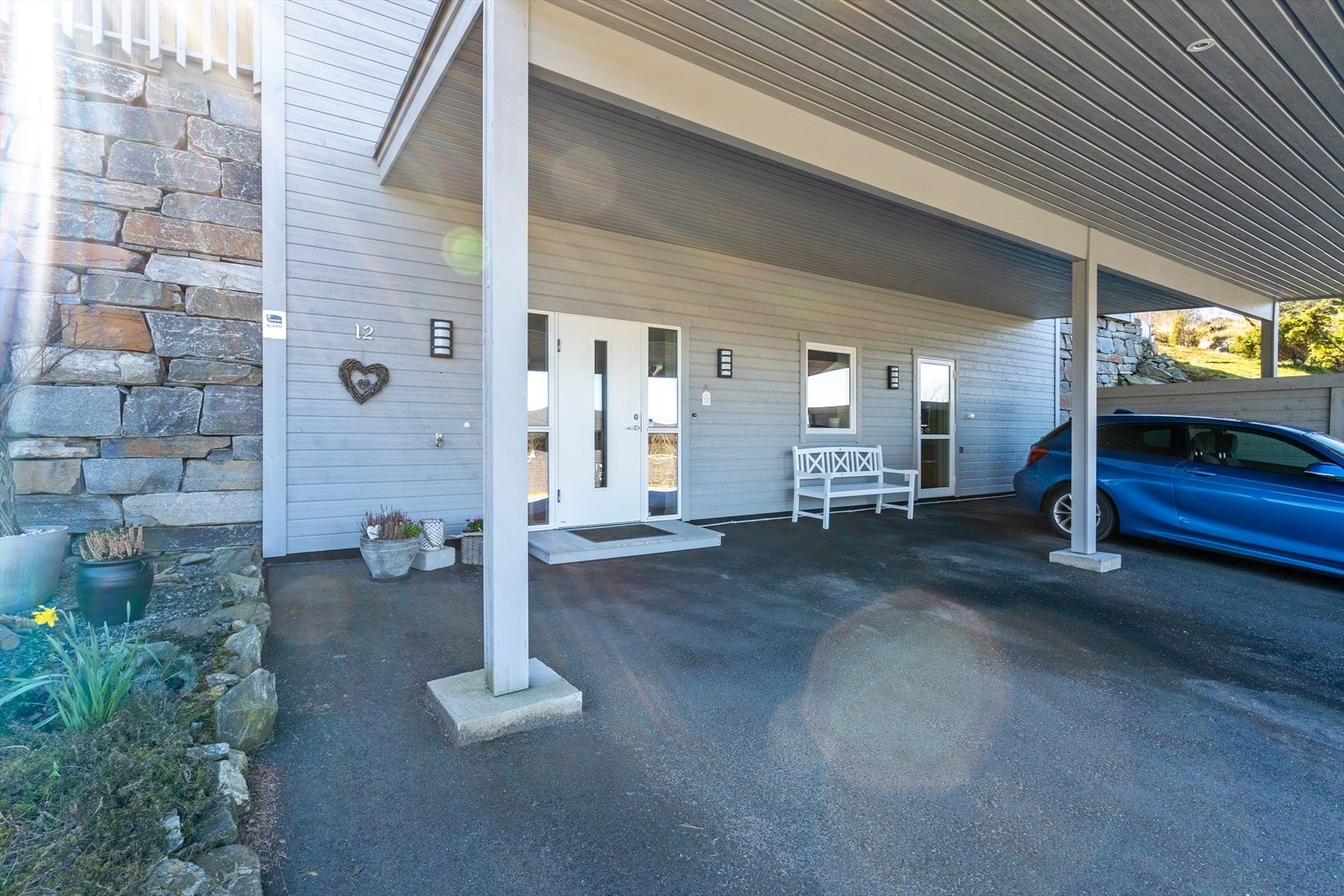 Inngangsparti og carport Galleribilde